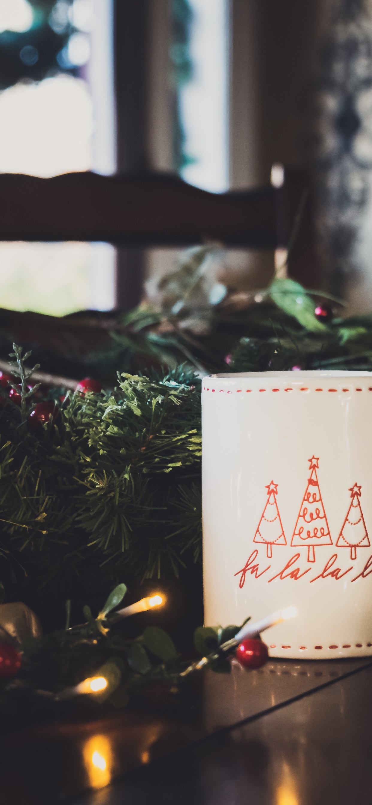 Mug en Céramique Blanc et Rouge Sur Table. Wallpaper in 1242x2688 Resolution