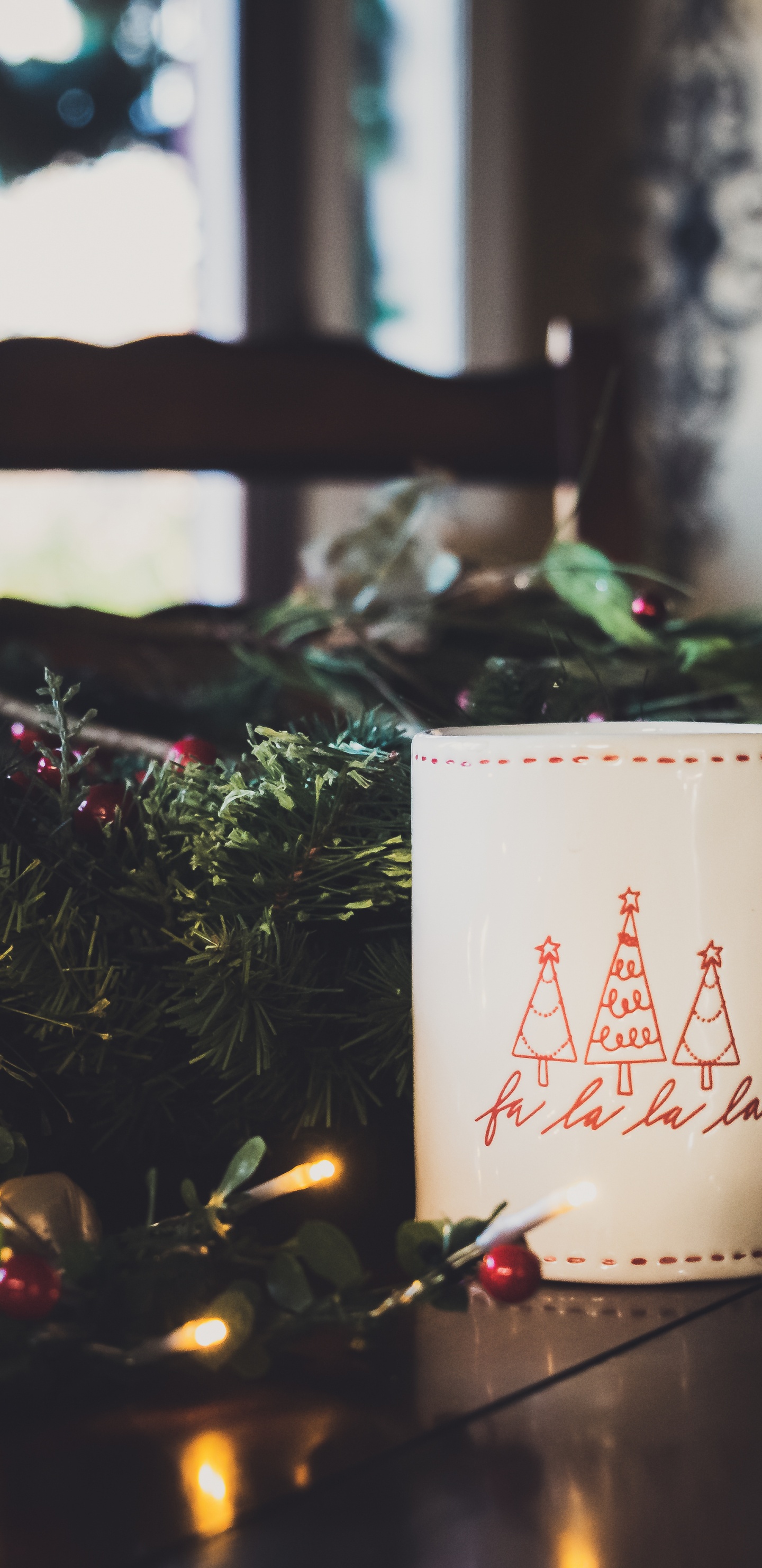 Weiße Und Rote Keramiktasse Auf Dem Tisch. Wallpaper in 1440x2960 Resolution