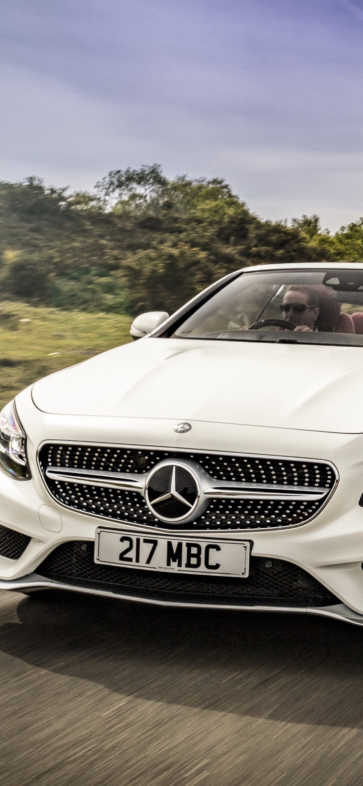 Mercedes Benz Coupé Convertible Blanco en la Carretera Durante el Día. Wallpaper in 1242x2688 Resolution