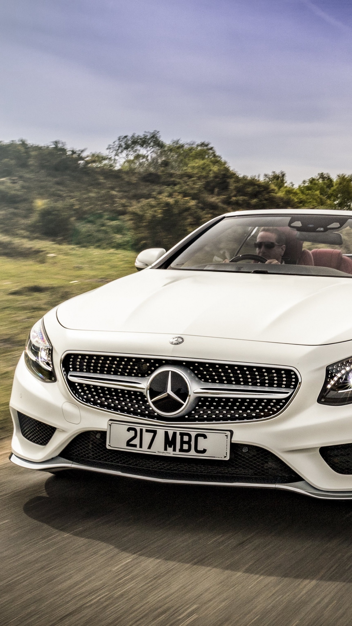 Mercedes Benz Coupé Convertible Blanco en la Carretera Durante el Día. Wallpaper in 1440x2560 Resolution