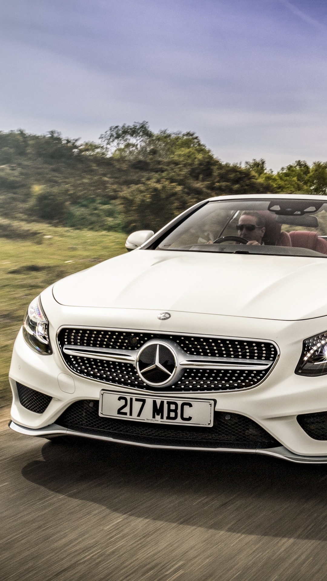 Mercedes Benz Cabriolet Coupé Blanc Sur Route Pendant la Journée. Wallpaper in 1080x1920 Resolution