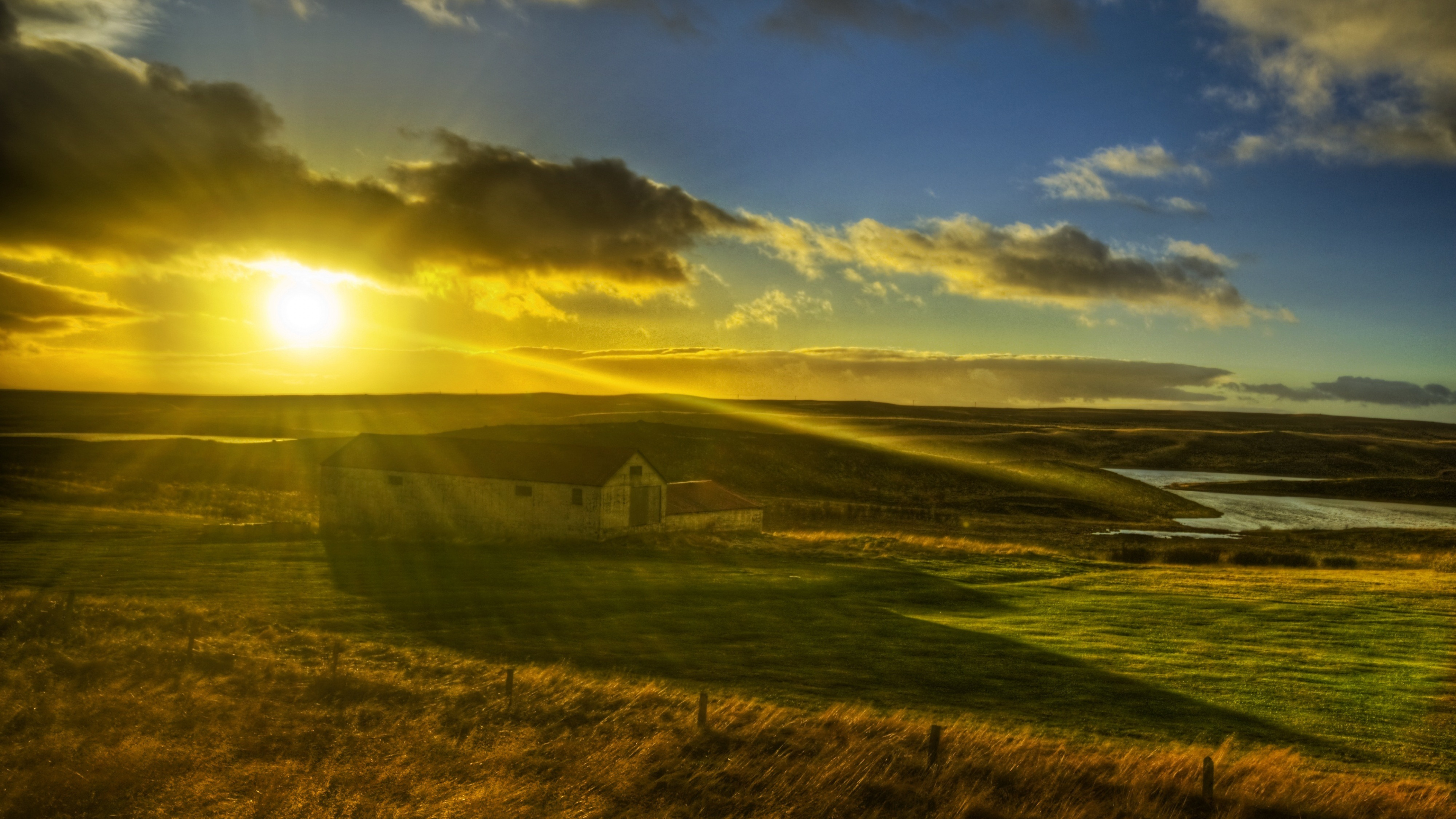 Champ D'herbe Verte Sous un Ciel Nuageux Pendant la Journée. Wallpaper in 3840x2160 Resolution