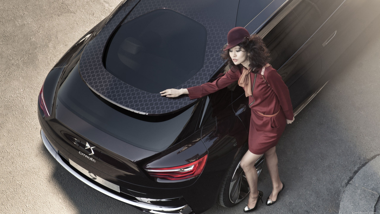Femme en Manteau Rouge Debout à Côté D'une Voiture Noire. Wallpaper in 1280x720 Resolution