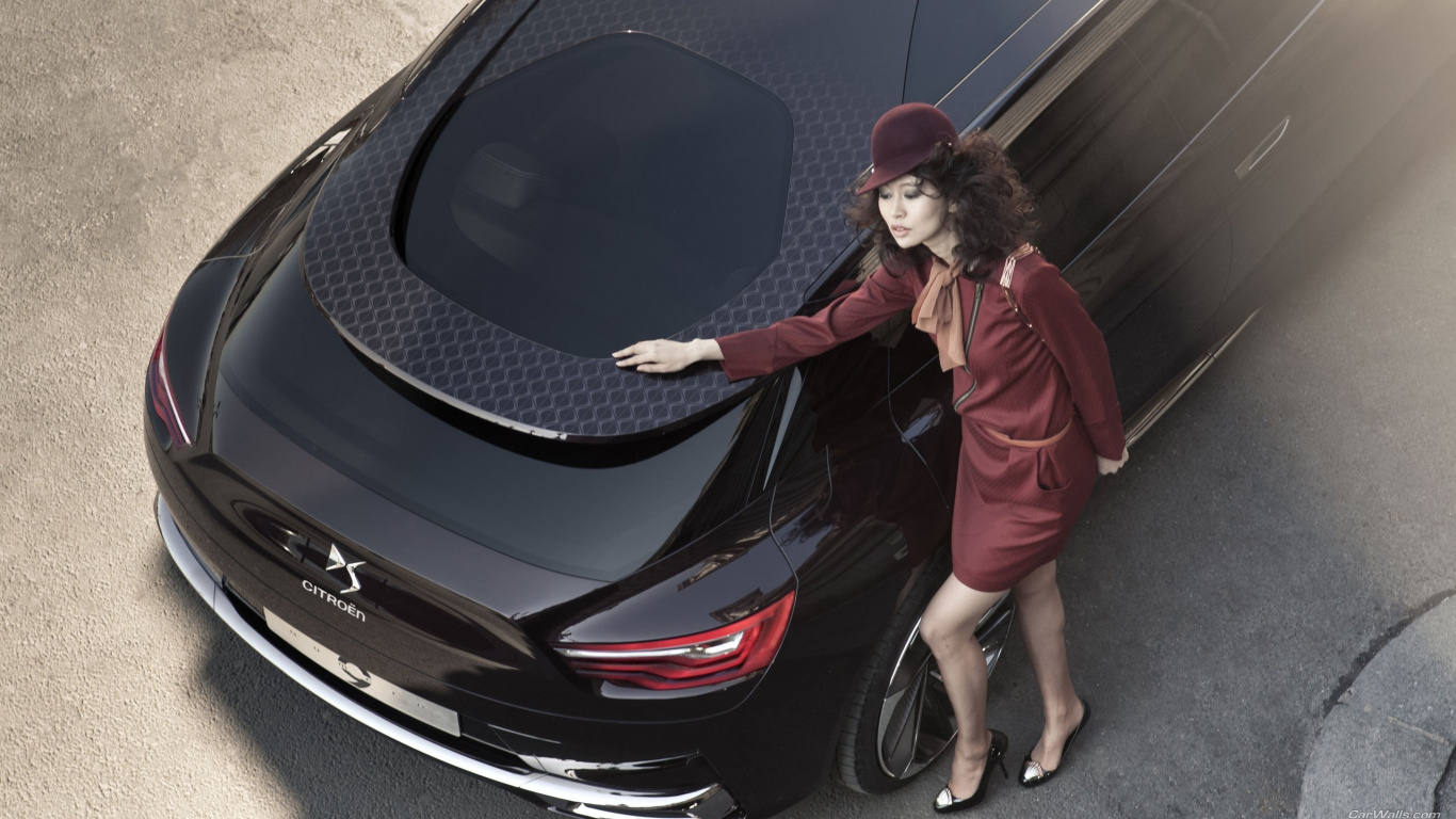 Femme en Manteau Rouge Debout à Côté D'une Voiture Noire. Wallpaper in 1366x768 Resolution