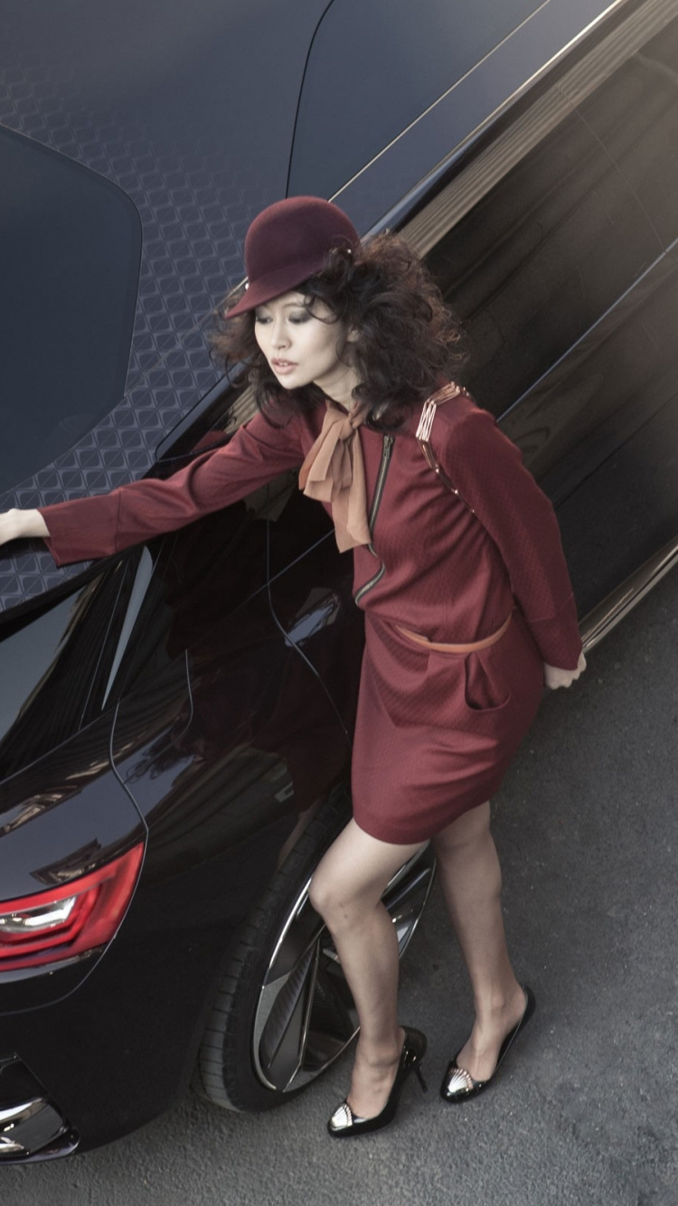 Femme en Manteau Rouge Debout à Côté D'une Voiture Noire. Wallpaper in 750x1334 Resolution