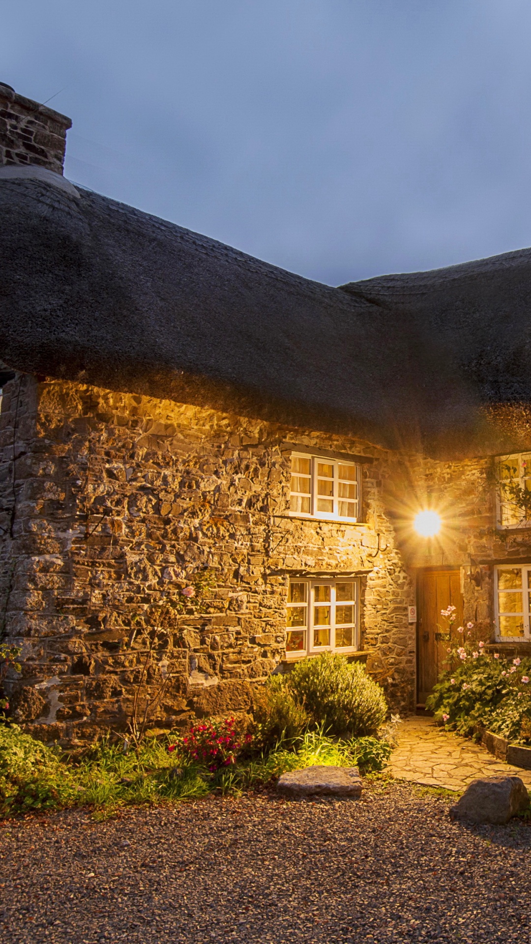 Braunes Backsteinhaus Mit Grünen Pflanzen Und Bäumen. Wallpaper in 1080x1920 Resolution