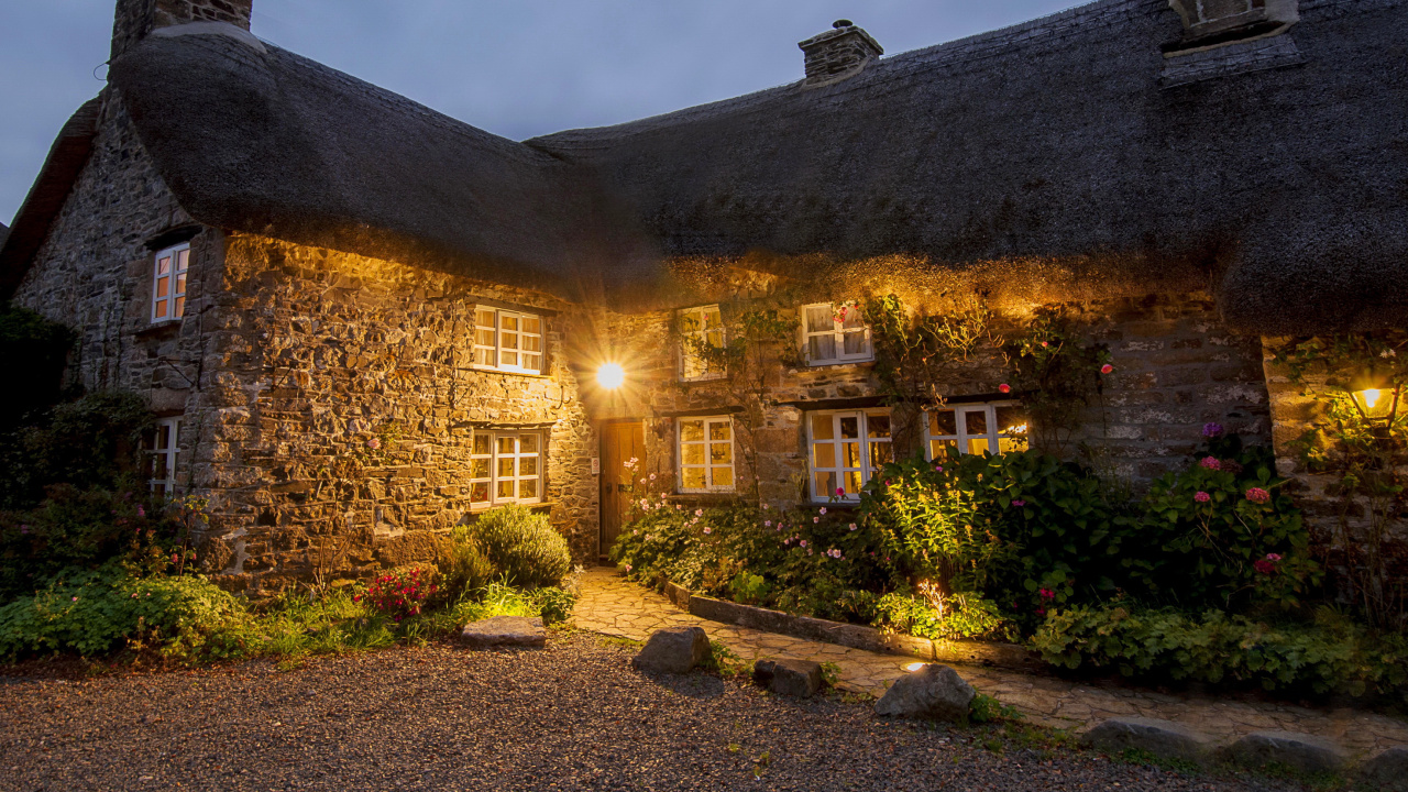 Brown Brick House With Green Plants and Trees. Wallpaper in 1280x720 Resolution
