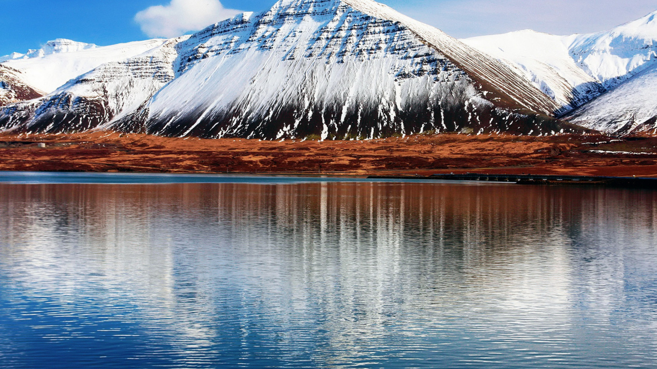 Montagne Couverte de Neige Près D'un Plan D'eau Pendant la Journée. Wallpaper in 1280x720 Resolution