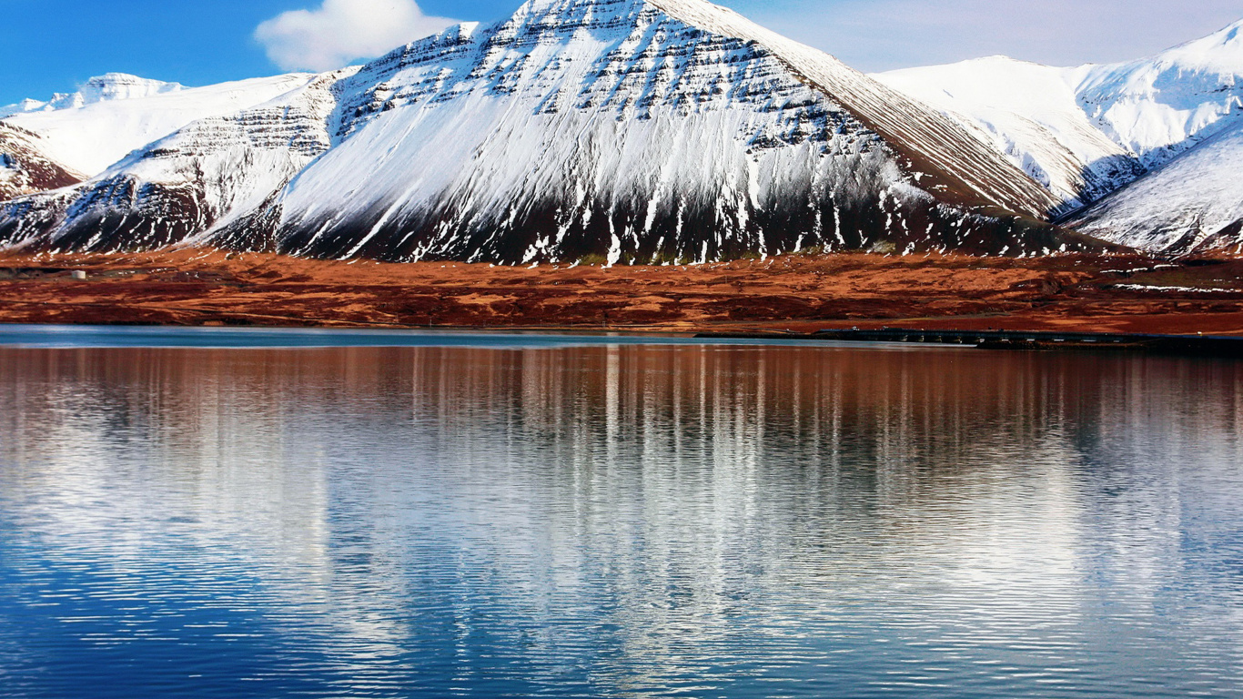 Schneebedeckter Berg in Der Nähe Von Gewässern Tagsüber. Wallpaper in 1366x768 Resolution