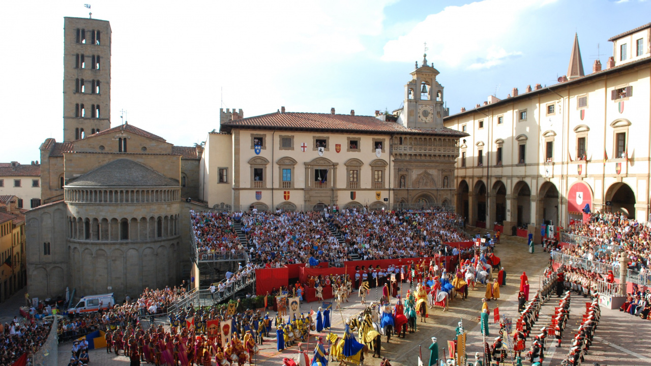Personnes Marchant Dans la Rue Près D'un Bâtiment en Béton Brun Pendant la Journée. Wallpaper in 1280x720 Resolution