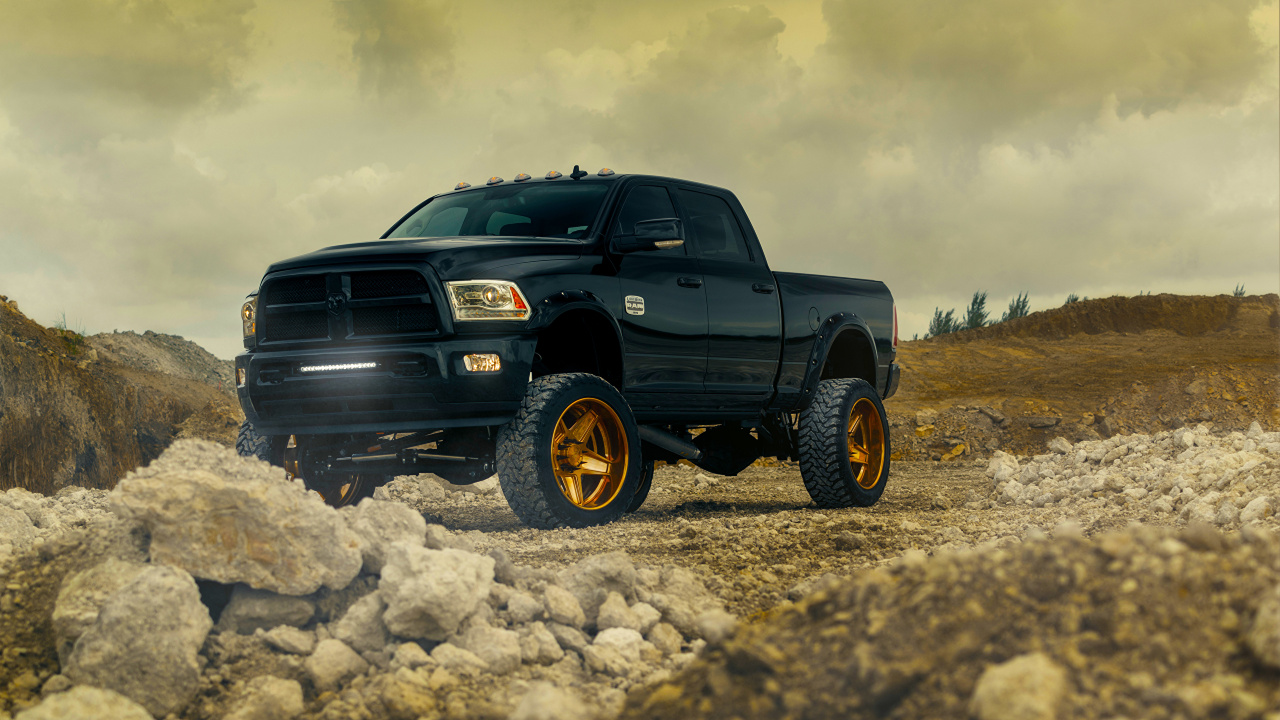 Camioneta Pickup Chevrolet Crew Cab Negra en Campo Marrón Bajo Nubes Blancas Durante el Día. Wallpaper in 1280x720 Resolution