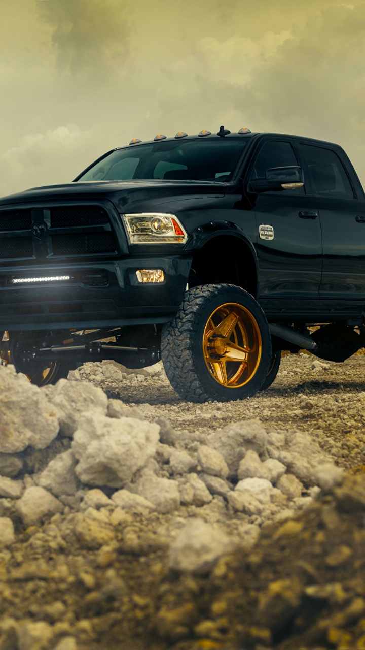 Camionnette Chevrolet Noir Crew Cab Sur Champ Brun Sous Des Nuages Blancs Pendant la Journée. Wallpaper in 720x1280 Resolution