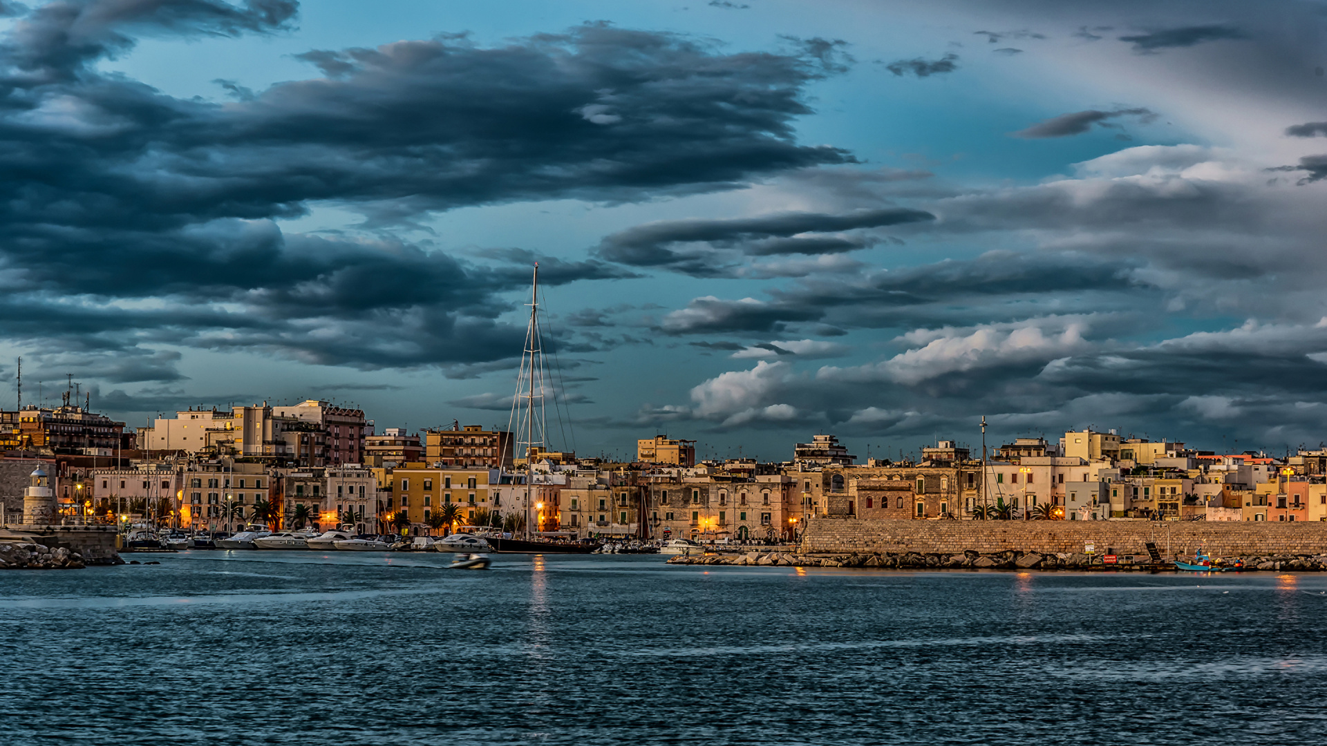 Edificios de la Ciudad Cerca Del Cuerpo de Agua Bajo el Cielo Nublado Durante el Día. Wallpaper in 1920x1080 Resolution