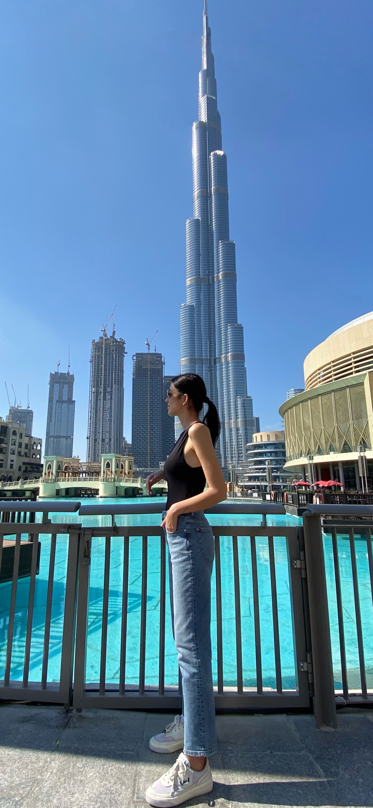 Burj Khalifa la Nuit, Vêtement, Corps de L'eau, L'homme, Jambe. Wallpaper in 1242x2688 Resolution