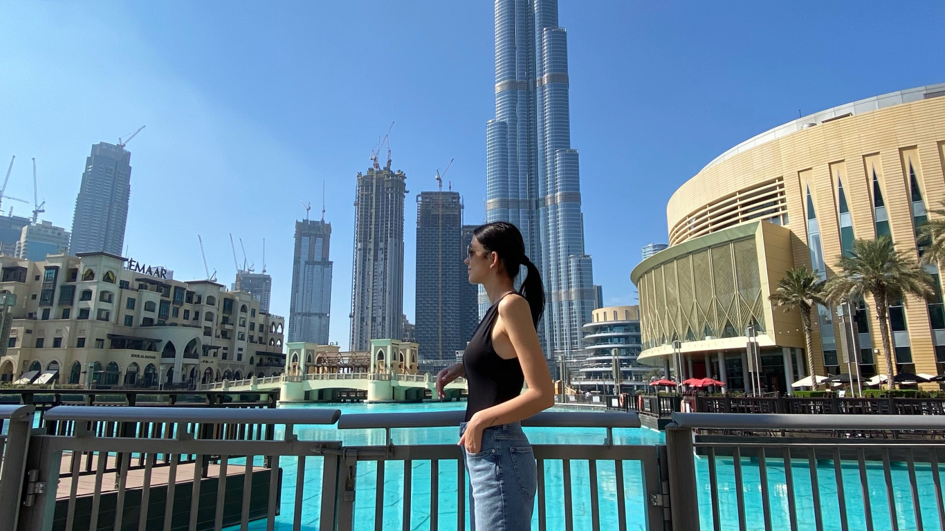 Download 1366x768 Wallpaper Burj Khalifa la Nuit, Vêtement, Corps de L'eau, L'homme, Jambe Burj Khalifa la Nuit, Vêtement, Corps de L'eau, L'homme, Jambe. Wallpaper in 1366x768 Resolution