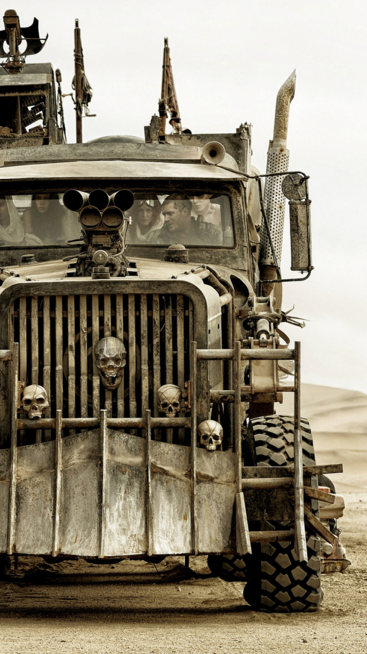 Photo en Niveaux de Gris D'un Homme et D'une Femme Debout à Côté D'un Camion. Wallpaper in 750x1334 Resolution