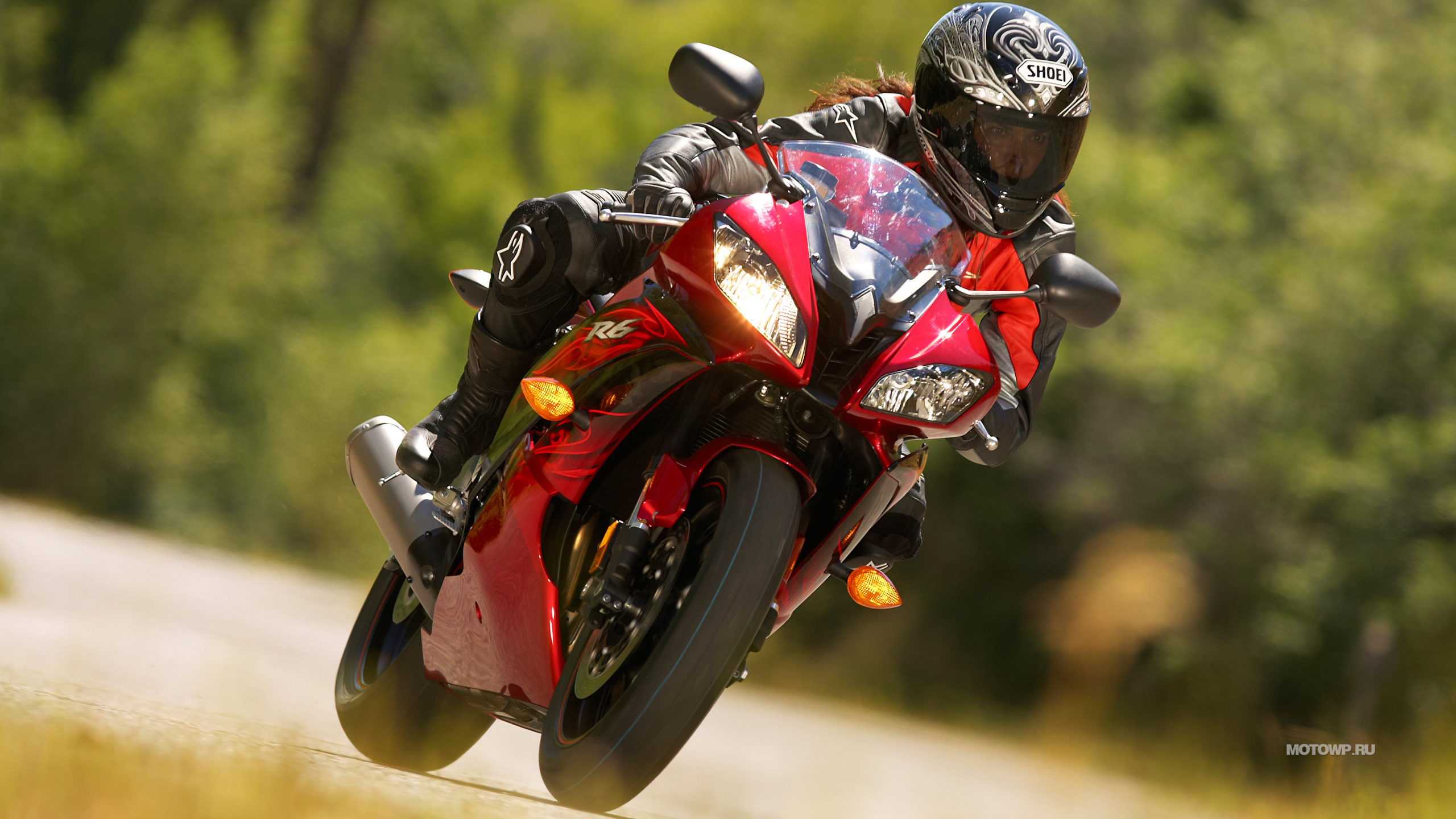 摩托车头盔, 超级赛车, 滑胎, 摩托车赛车, 骑摩托车特技 壁纸 2560x1440 允许
