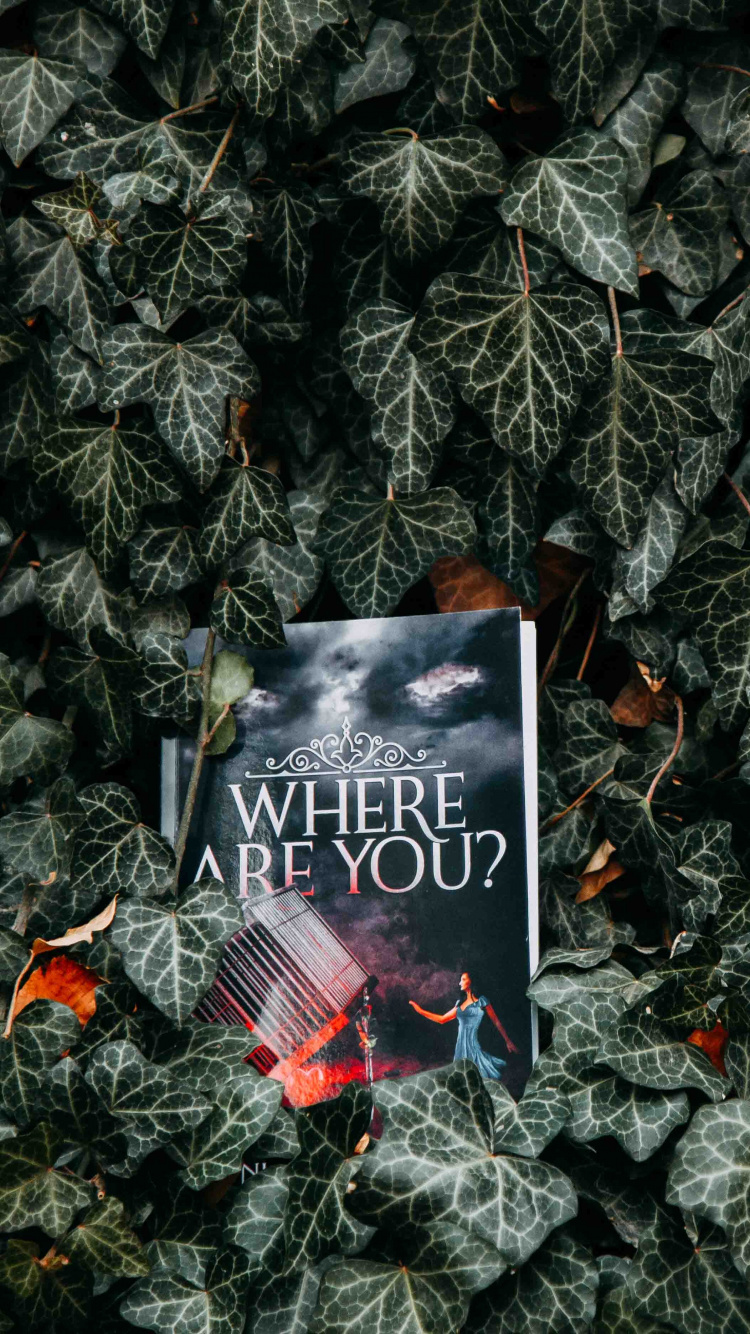 Schwarz-weiß Alles Gute Zum Geburtstag Grußkarte Auf Grünen Blättern. Wallpaper in 750x1334 Resolution