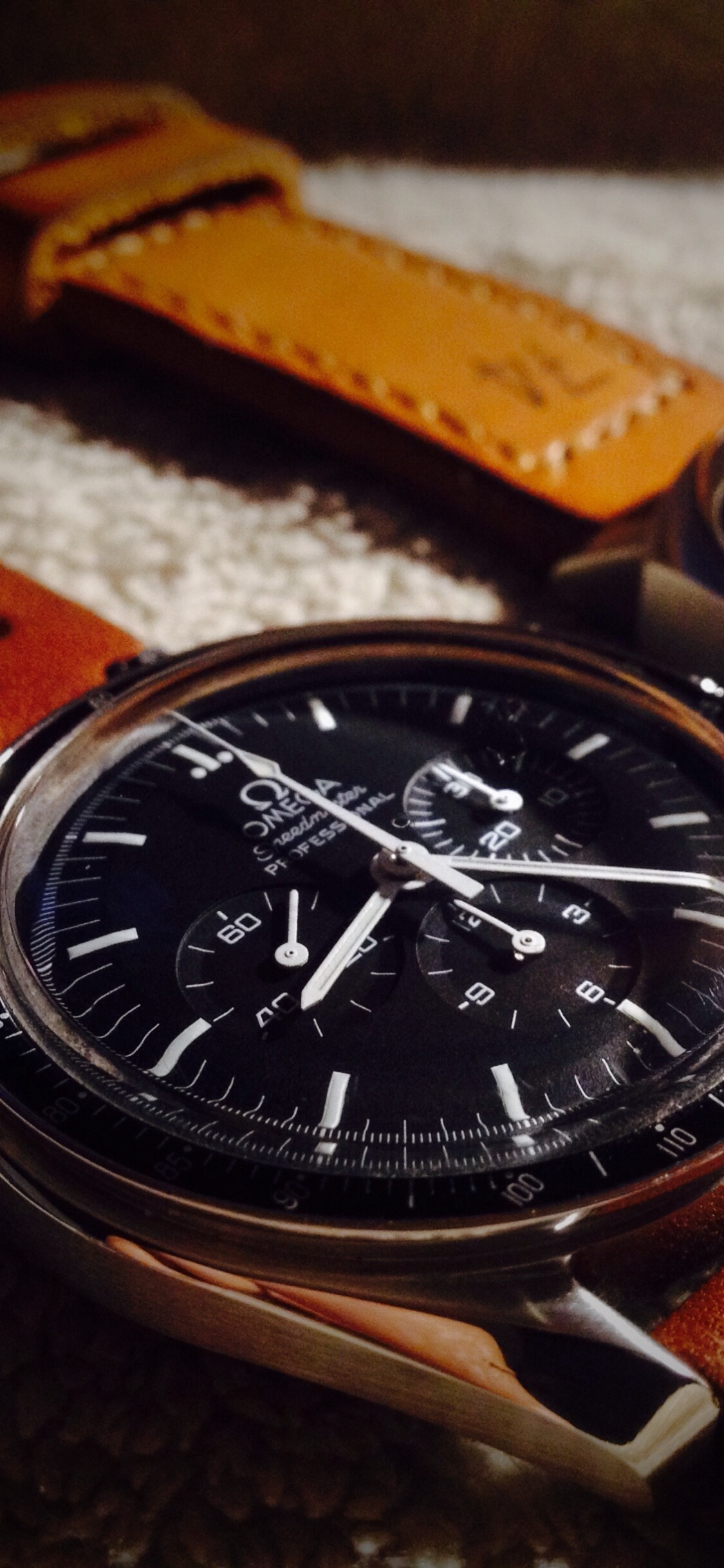 Braunes Lederarmband Silberne Runde Chronographenuhr. Wallpaper in 1125x2436 Resolution