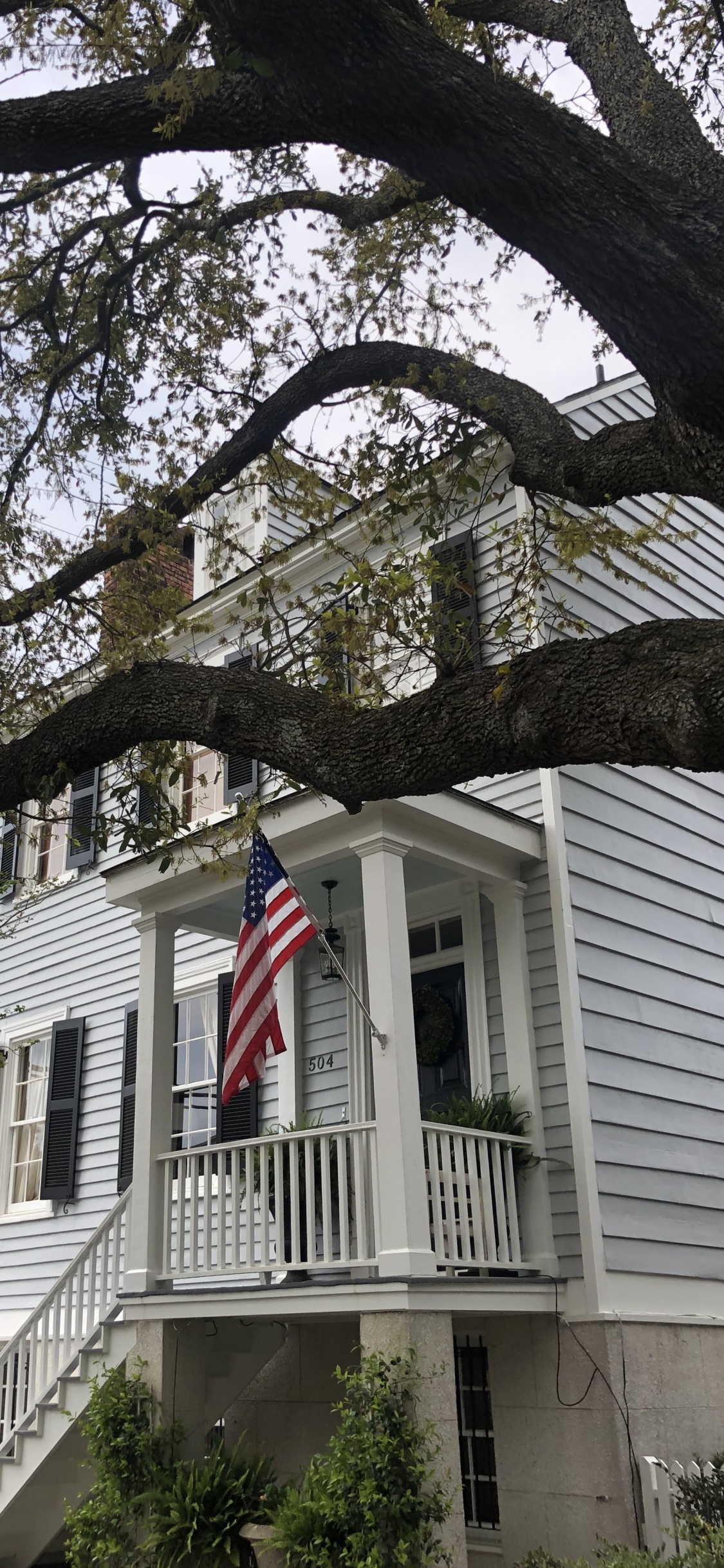 Haus, Branch, Flagge, Tageszeit, Fenster. Wallpaper in 1125x2436 Resolution