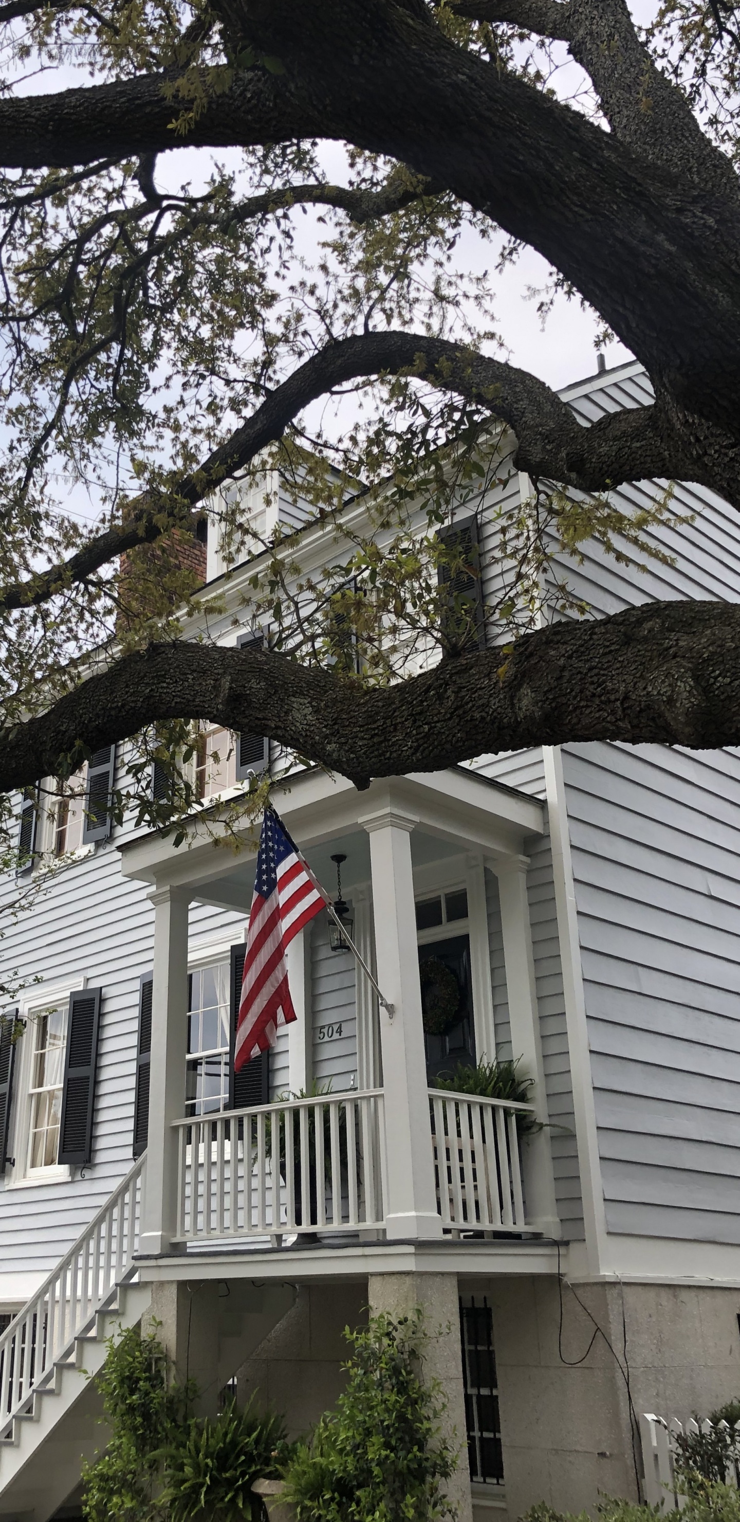 Haus, Branch, Flagge, Tageszeit, Fenster. Wallpaper in 1440x2960 Resolution