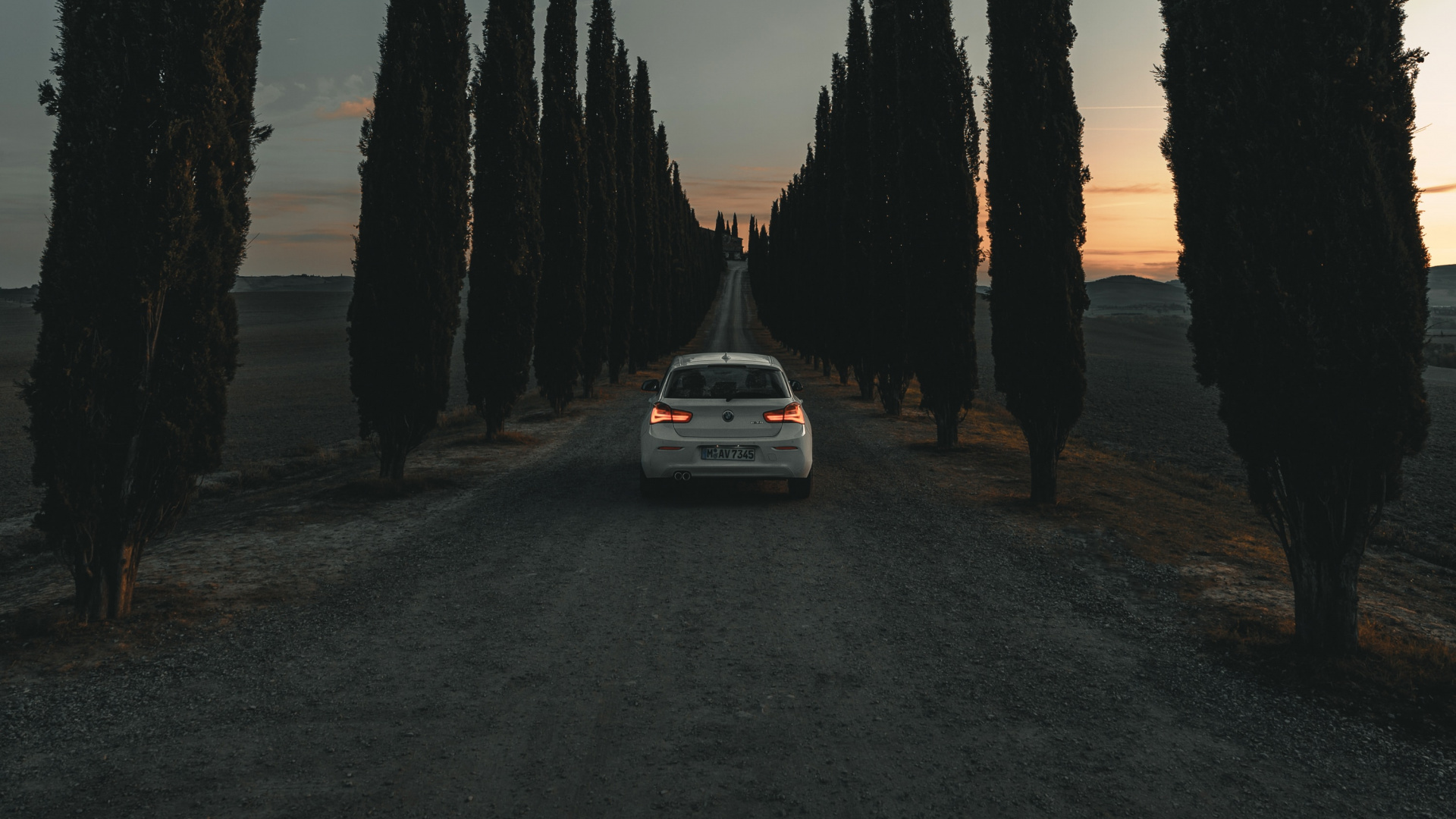 Voiture Blanche Garée Près Des Arbres Pendant la Nuit. Wallpaper in 1920x1080 Resolution