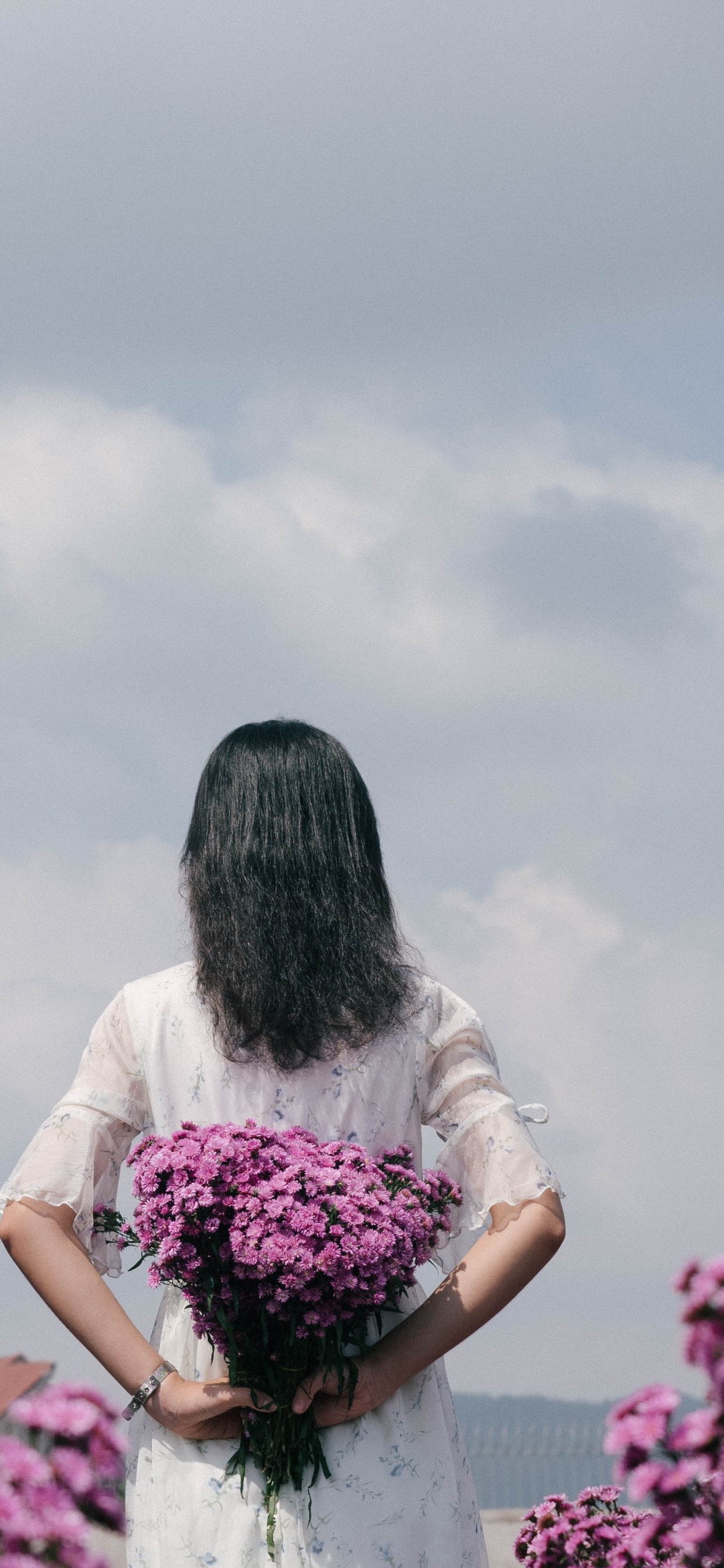 Femme en Chemise Blanche Tenant un Bouquet de Fleurs Roses. Wallpaper in 1242x2688 Resolution