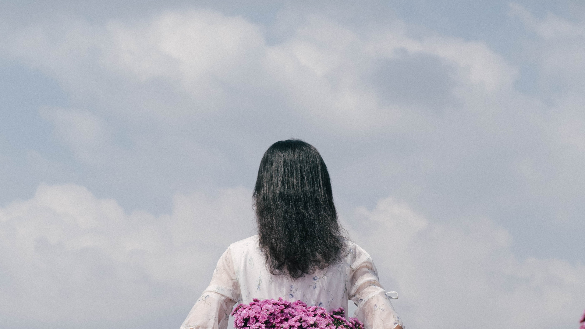 Mujer en Camisa Blanca Con Ramo de Flores Rosadas. Wallpaper in 1920x1080 Resolution