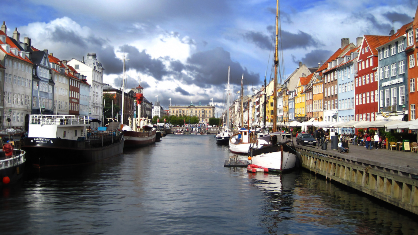 Bateau Blanc et Rouge Sur le Quai Pendant la Journée. Wallpaper in 1366x768 Resolution