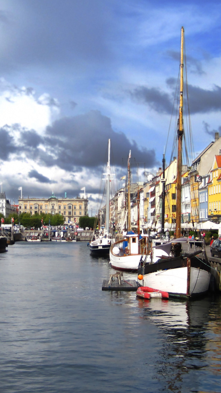 Bateau Blanc et Rouge Sur le Quai Pendant la Journée. Wallpaper in 750x1334 Resolution
