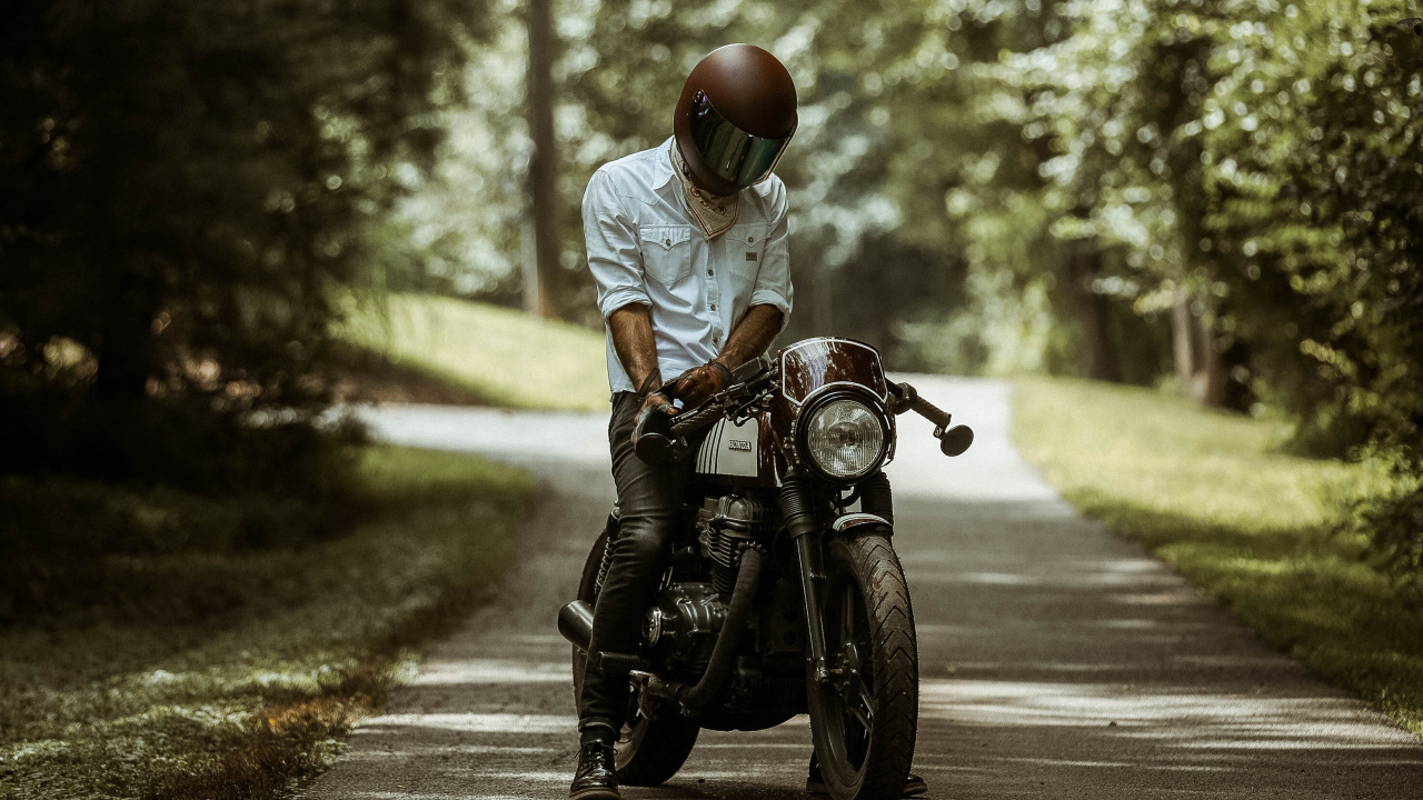 L'homme en Chemise Blanche Équitation Moto Sur Route Pendant la Journée. Wallpaper in 1280x720 Resolution