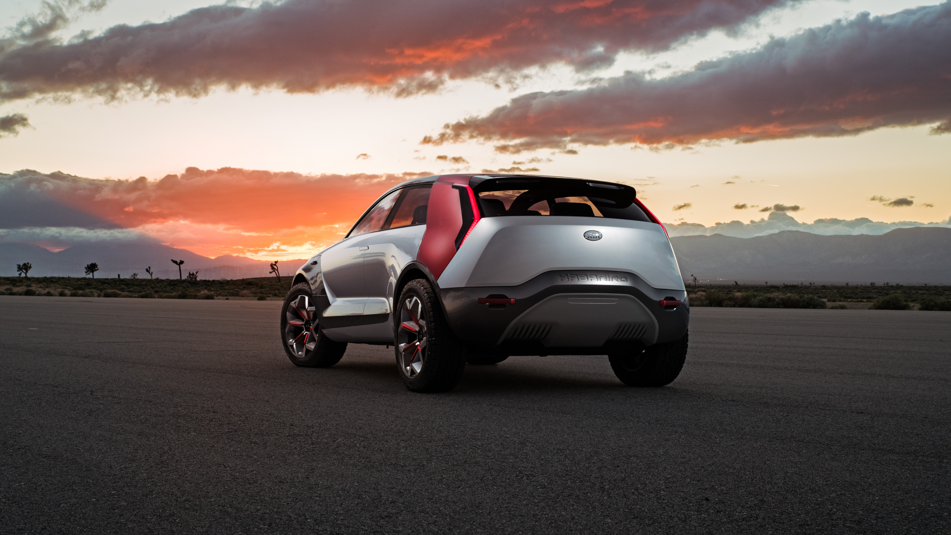 Porsche 911 Blanche Sur Route Pendant le Coucher du Soleil. Wallpaper in 3840x2160 Resolution