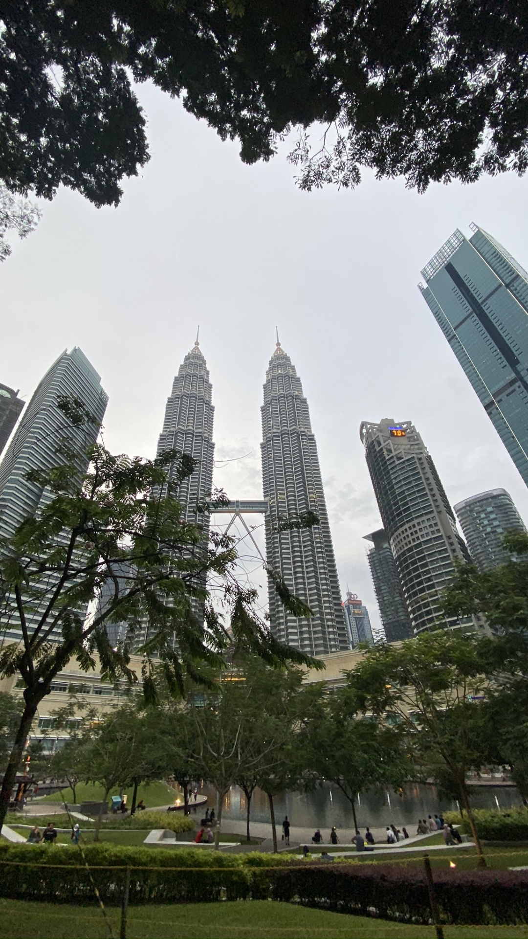 Petronas Towers, Kuala Lumpur, Malaysia, Petronas Twin Towers, Tower Block. Wallpaper in 1080x1920 Resolution