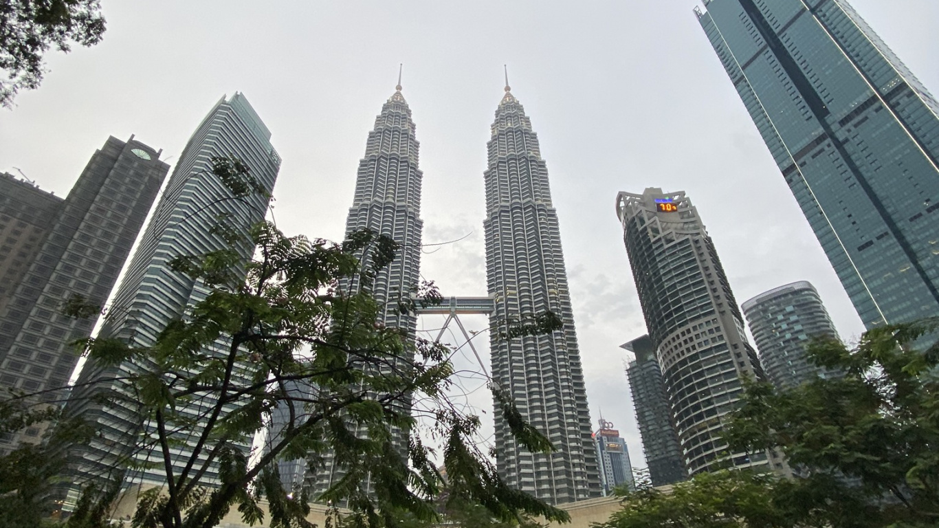Petronas Towers, Kuala Lumpur, Malaysien, Petronas Twin Towers; Petronas Zwillingstürme, Tower Block. Wallpaper in 1366x768 Resolution
