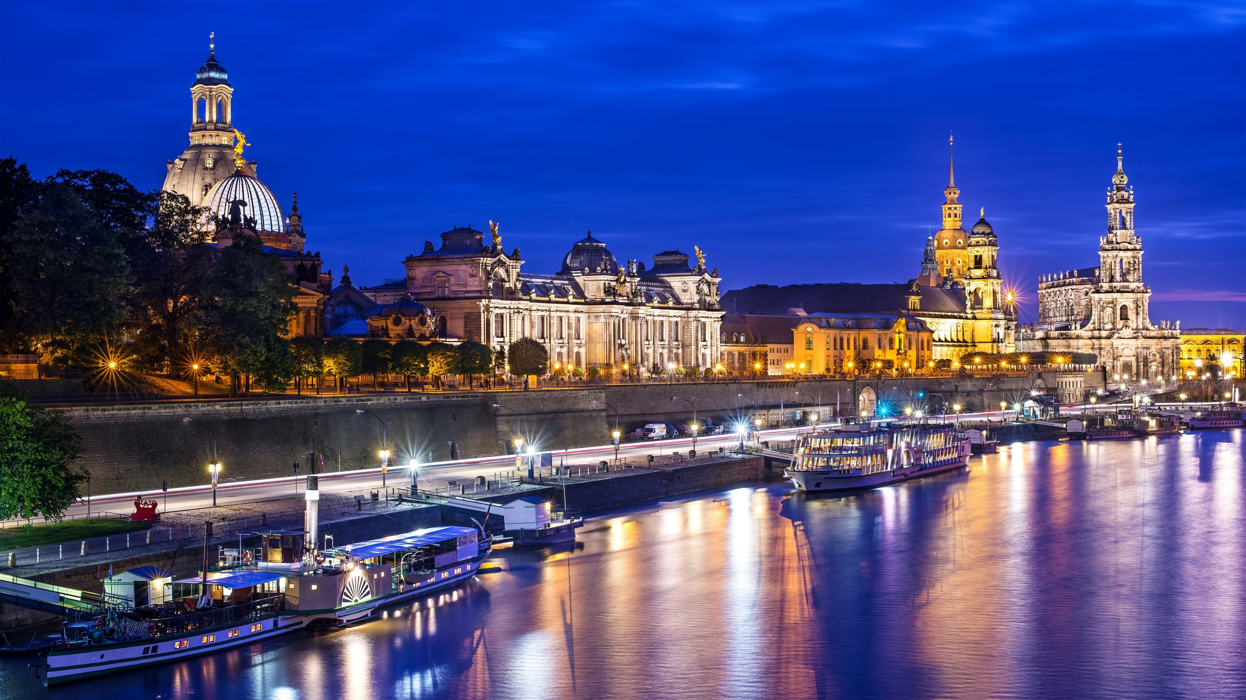 Edificio de Hormigón Blanco y Marrón Cerca Del Cuerpo de Agua Durante la Noche. Wallpaper in 2560x1440 Resolution