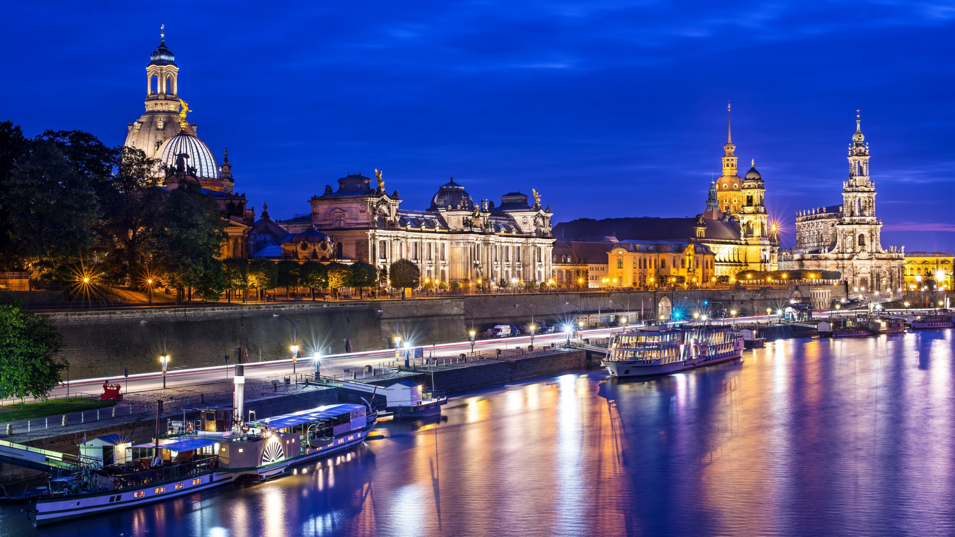 Bâtiment en Béton Blanc et Marron Près D'un Plan D'eau Pendant la Nuit. Wallpaper in 1920x1080 Resolution