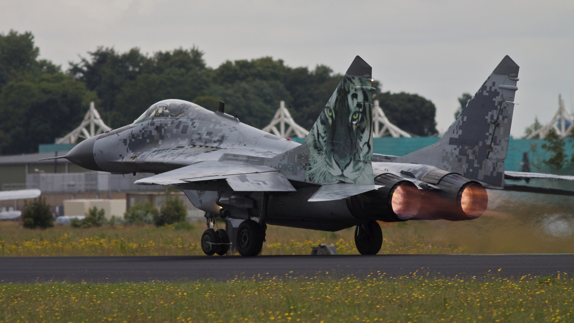 Person Mit Schwarzem Kampfjetfighter. Wallpaper in 1920x1080 Resolution