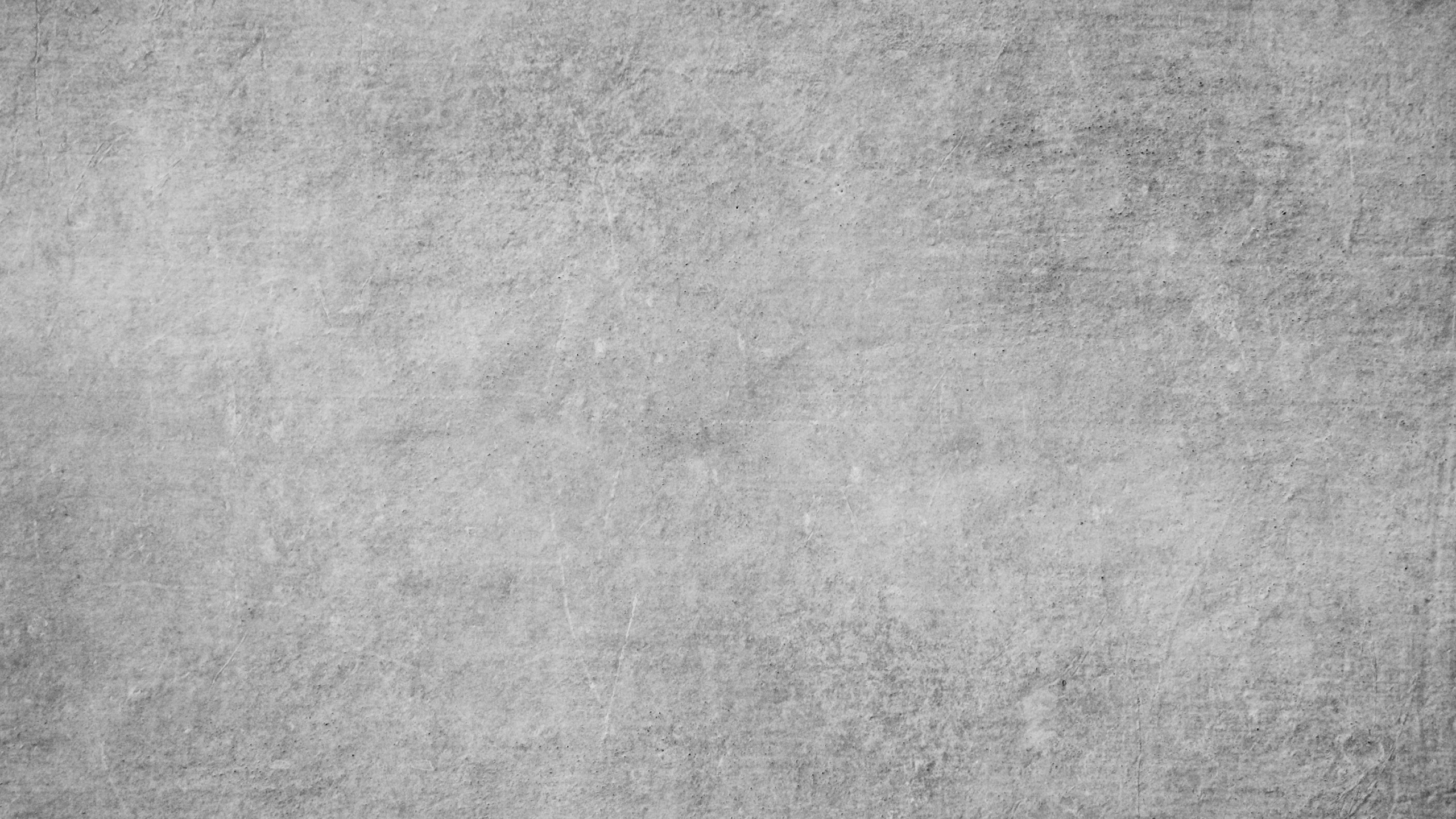 Textil Negro Sobre Mesa de Madera Marrón. Wallpaper in 2560x1440 Resolution