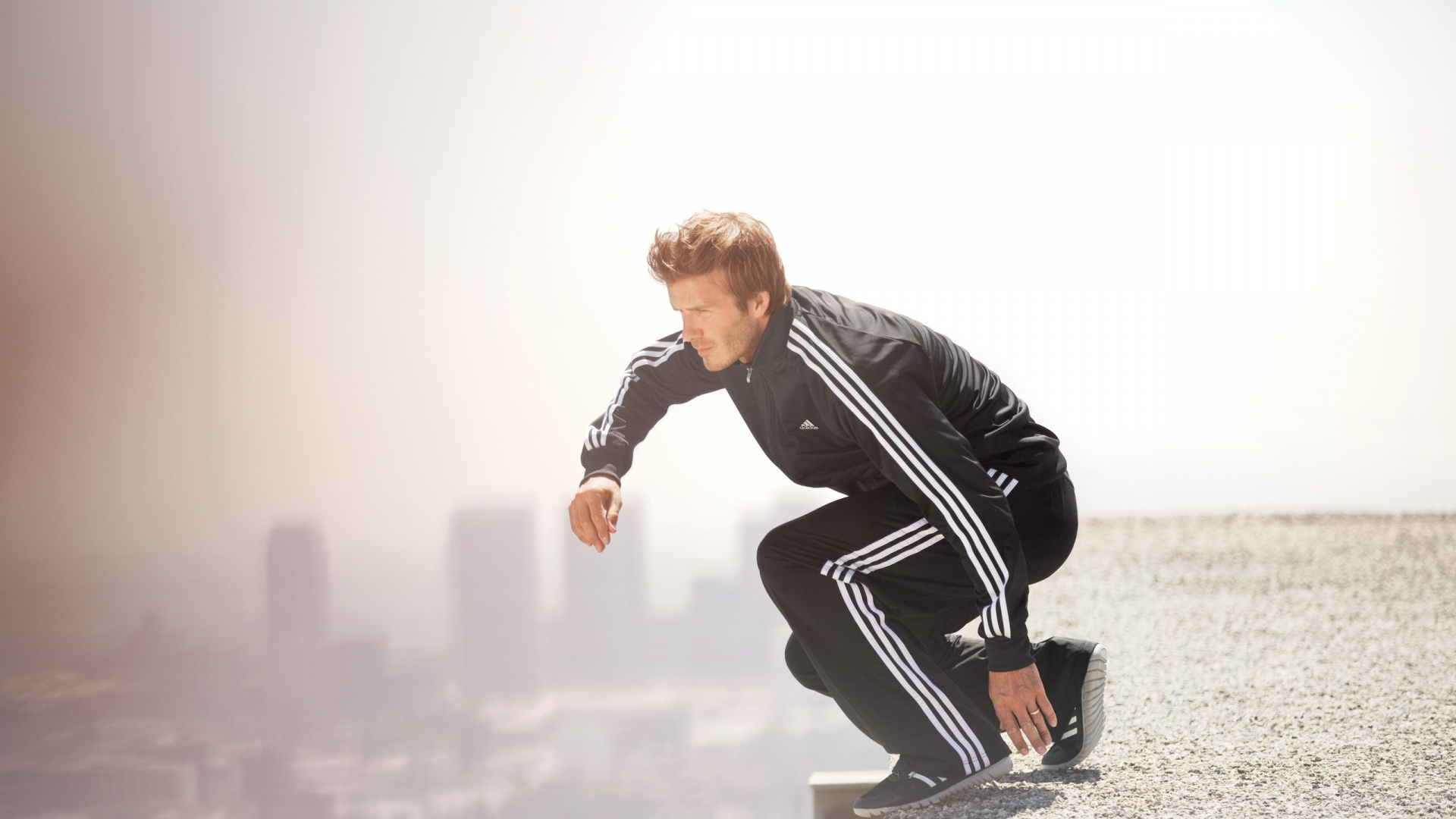 Homme en Blouson de Cuir Noir et Pantalon Noir Assis Sur un Banc en Béton Blanc Pendant la Journée. Wallpaper in 1920x1080 Resolution