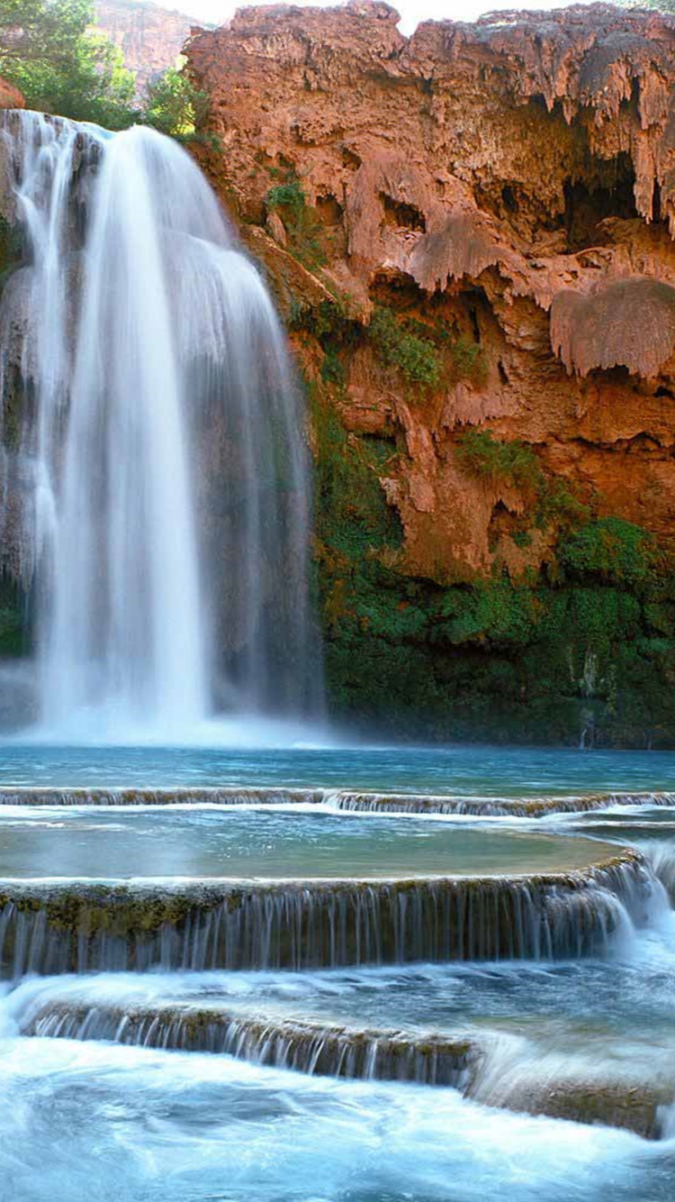 Wasserfälle in Braunen Felsigen Bergen Tagsüber. Wallpaper in 750x1334 Resolution