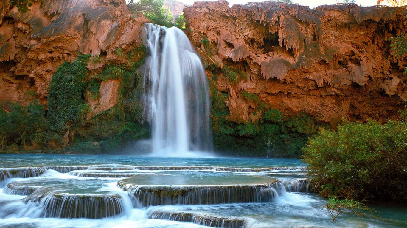 Cascadas en la Montaña Rocosa Marrón Durante el Día. Wallpaper in 1366x768 Resolution