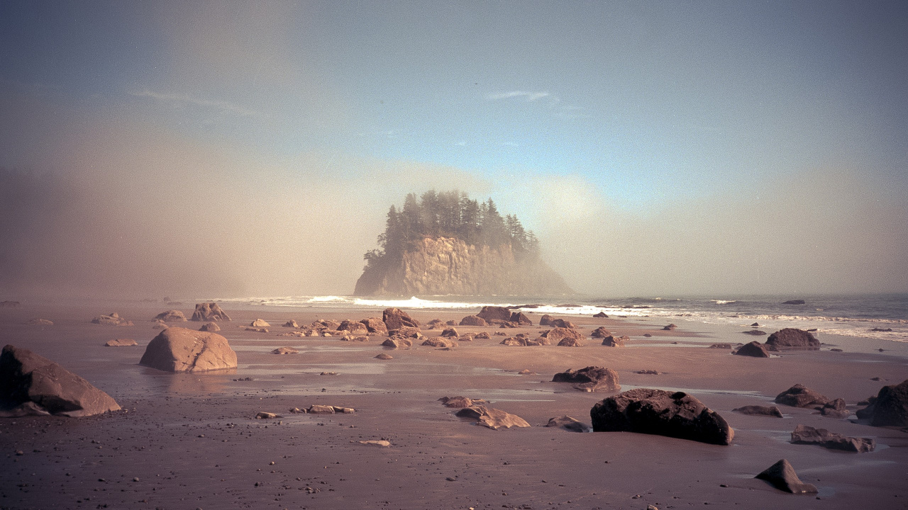 Brown Rock Formation on Seashore During Daytime. Wallpaper in 1280x720 Resolution