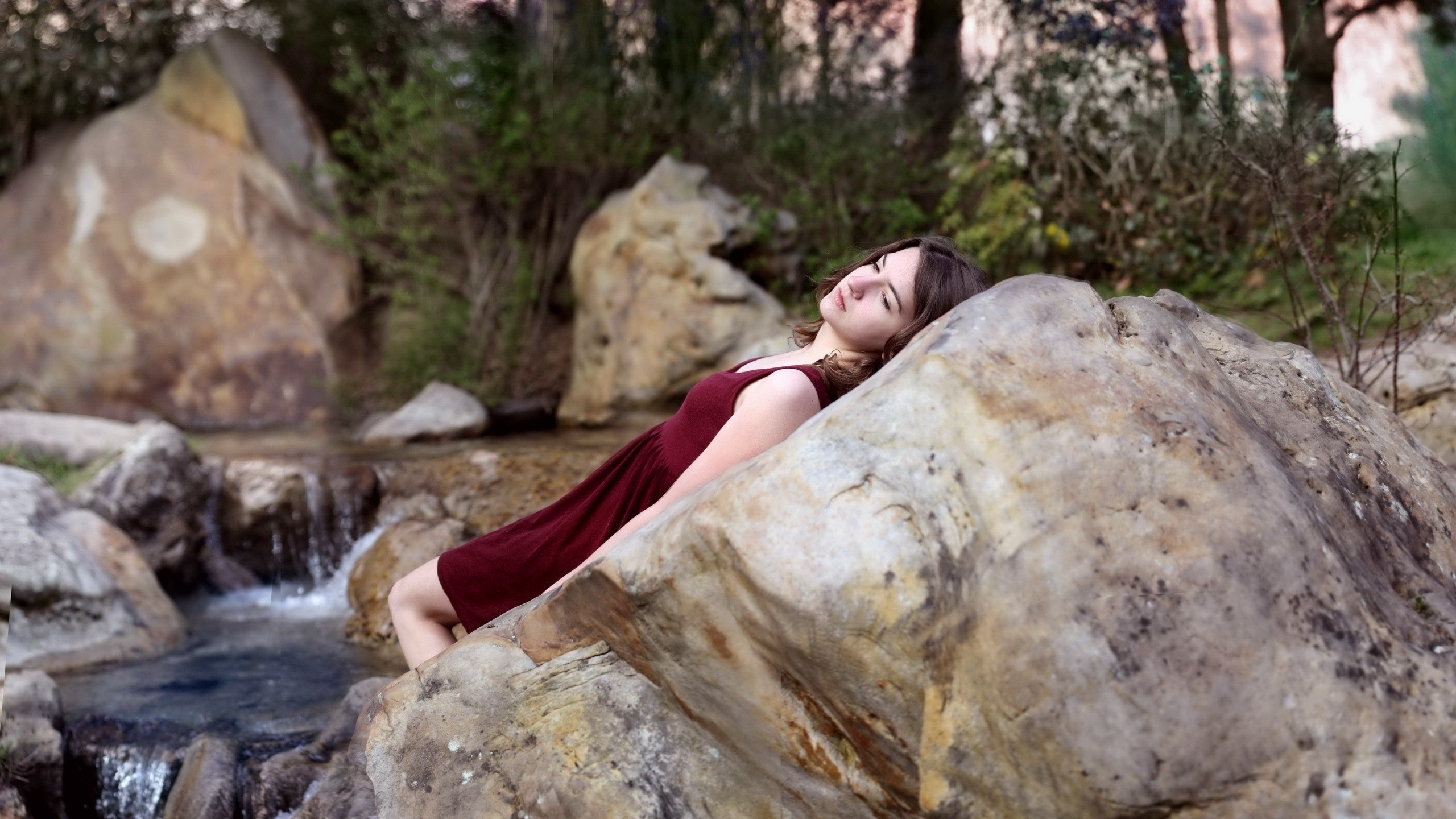 Rock, Boulder, Tree, Girl, Watercourse. Wallpaper in 2560x1440 Resolution