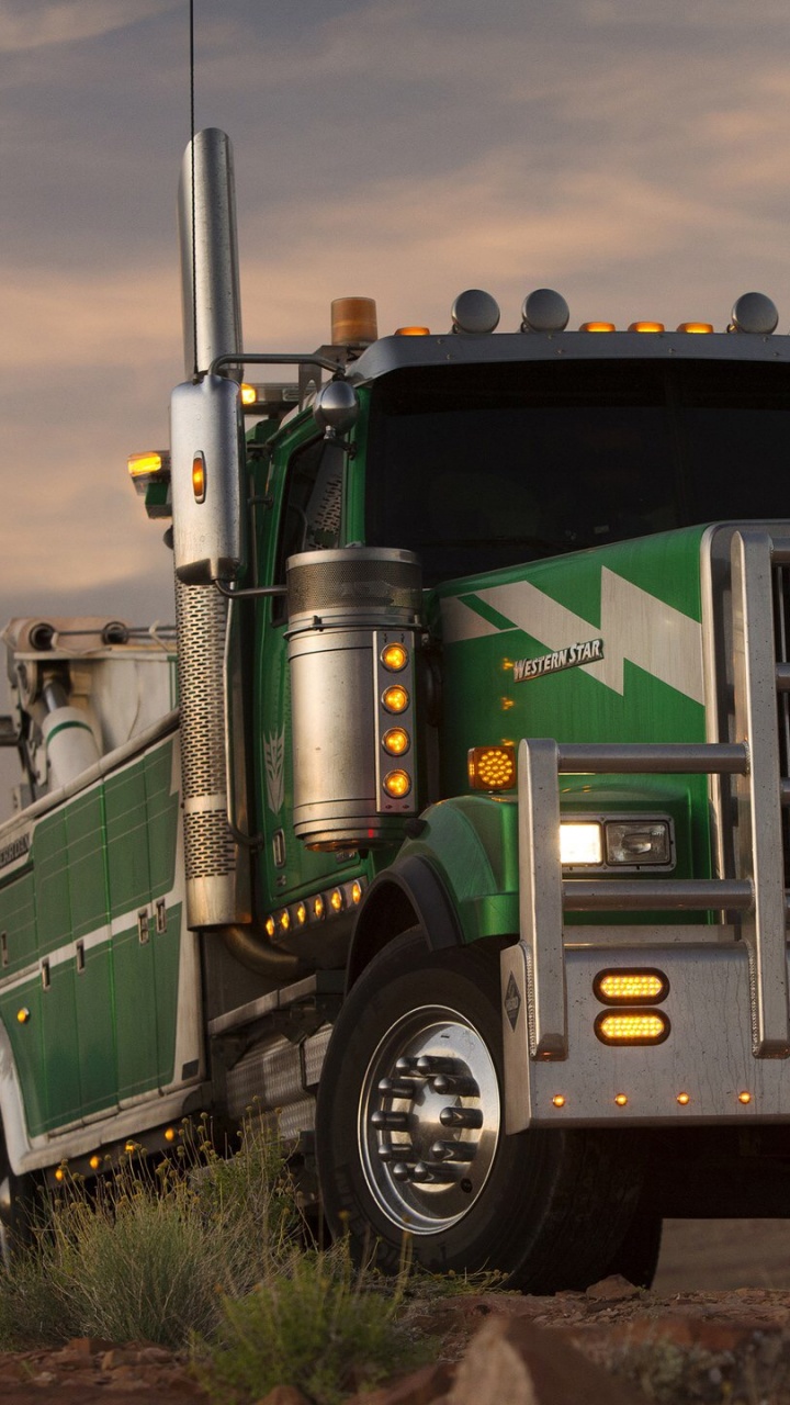 Grün-weißer LKW Auf Grüner Wiese Tagsüber. Wallpaper in 720x1280 Resolution