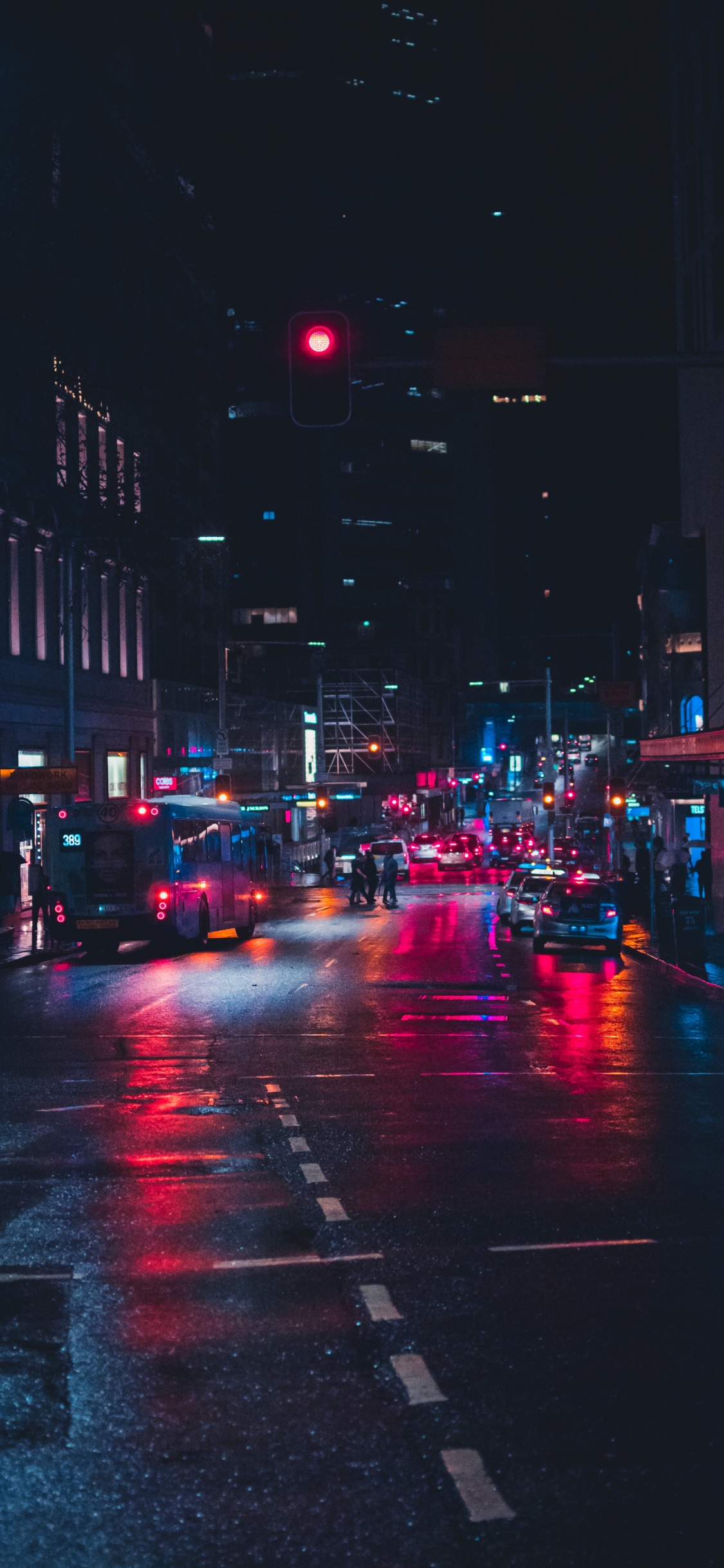 Coches en la Carretera Durante la Noche.. Wallpaper in 1125x2436 Resolution