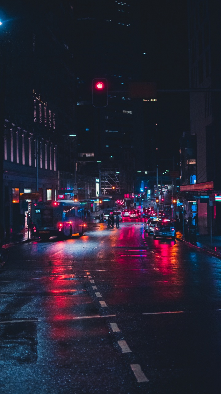 Autos Auf Der Straße Während Der Nachtzeit. Wallpaper in 720x1280 Resolution