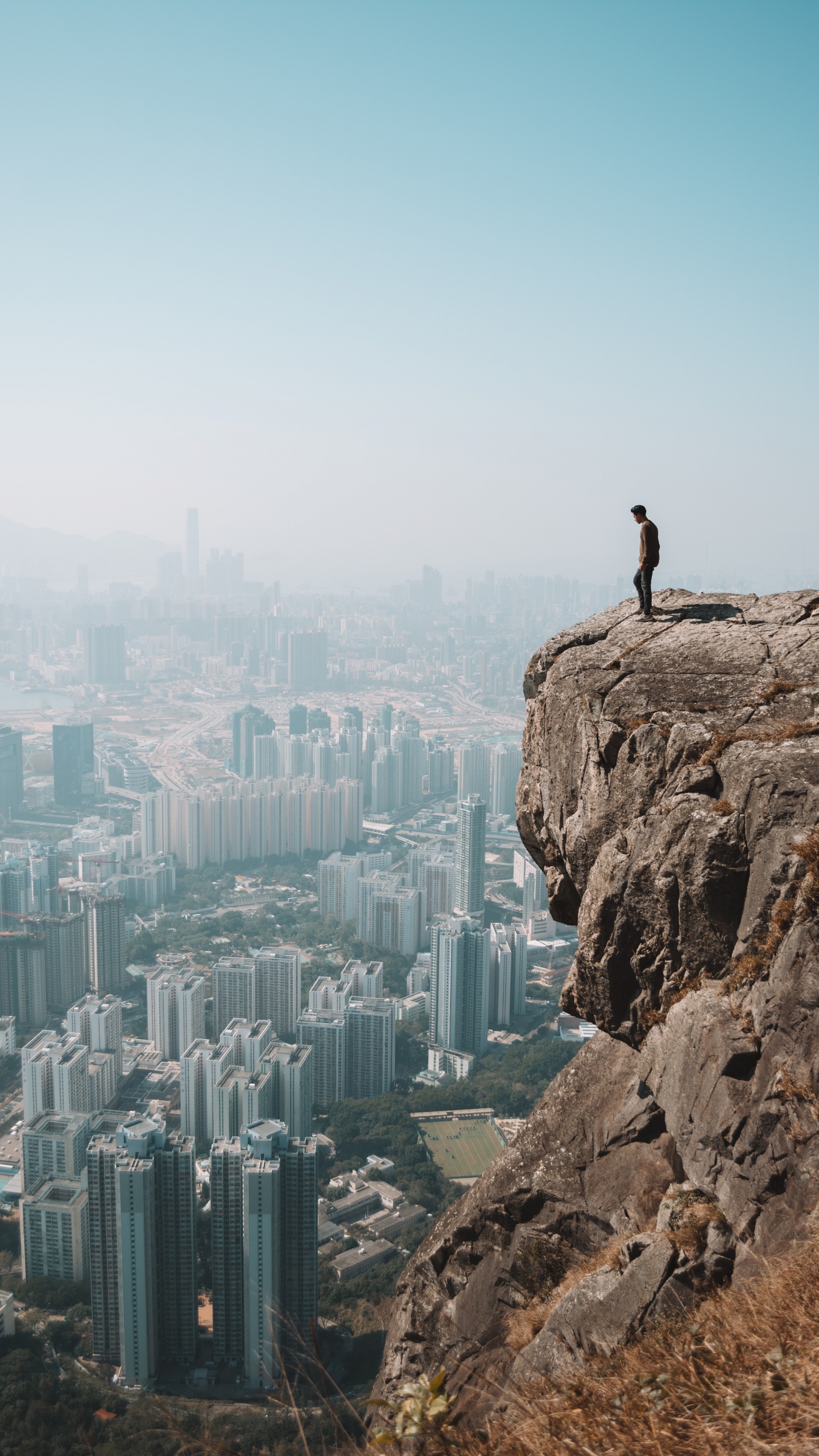 Man Standing on Rock Formation During Daytime. Wallpaper in 1440x2560 Resolution