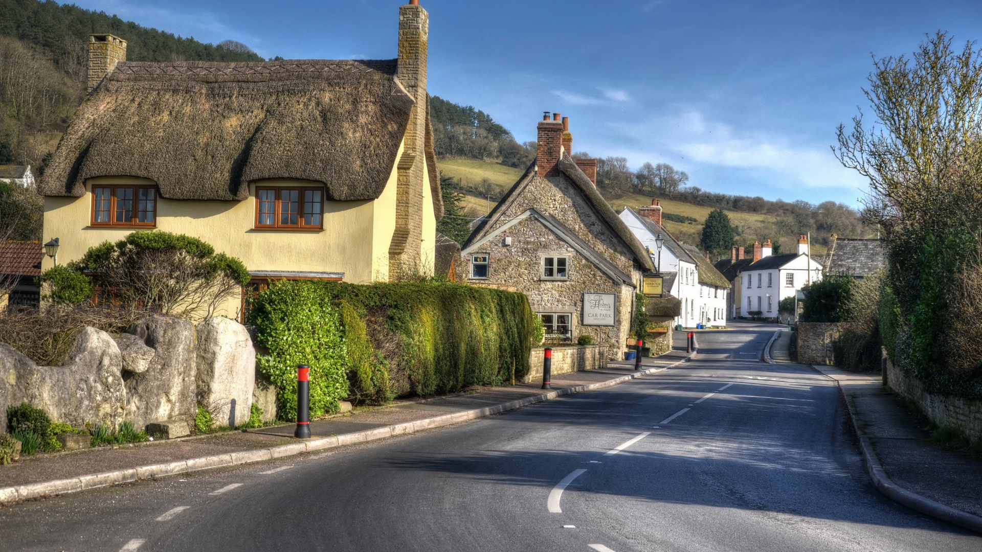 Brown and White Concrete House Beside Road Under Blue Sky During Daytime. Wallpaper in 1920x1080 Resolution