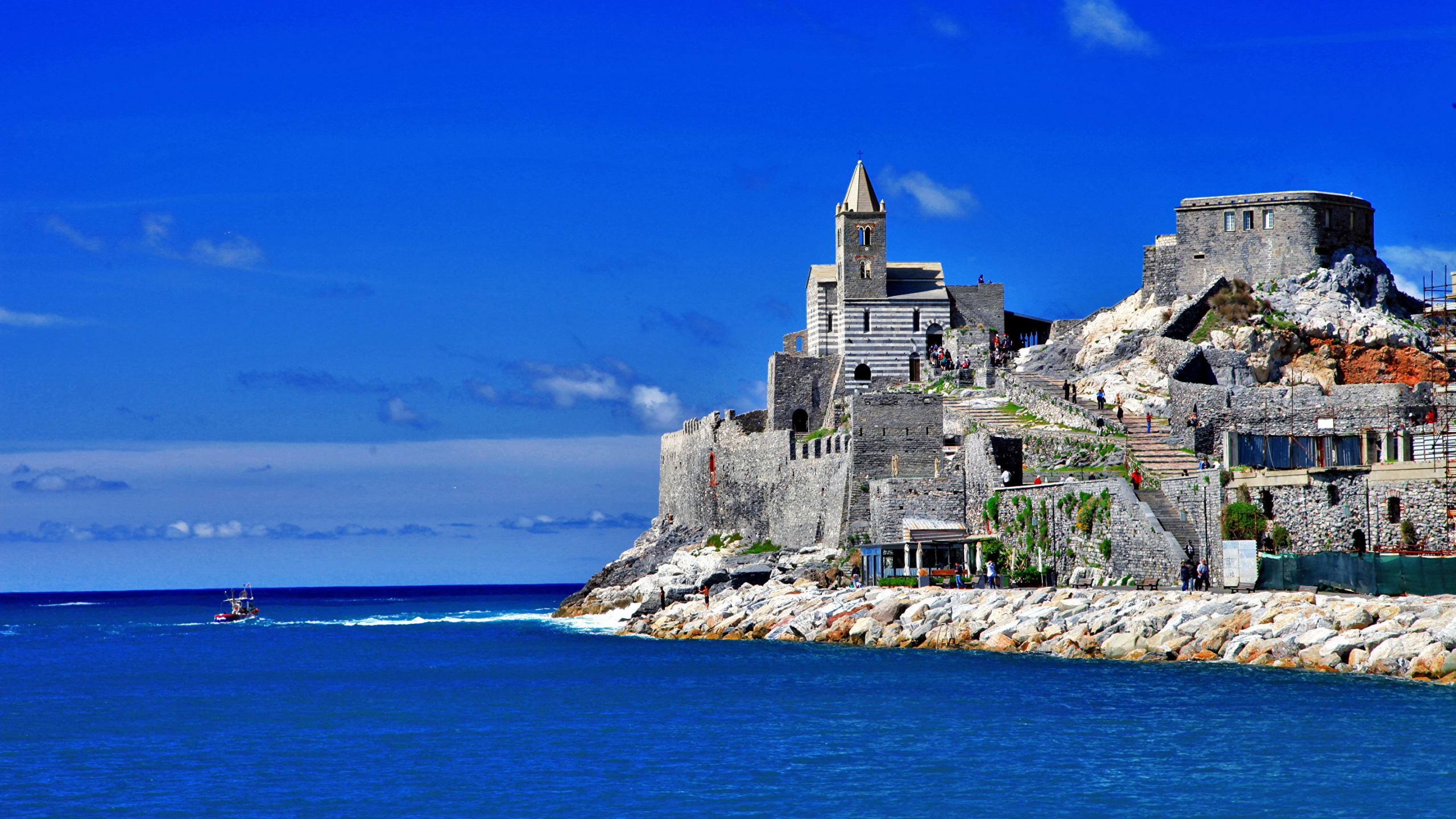 Gray Concrete Building Near Body of Water During Daytime. Wallpaper in 2560x1440 Resolution