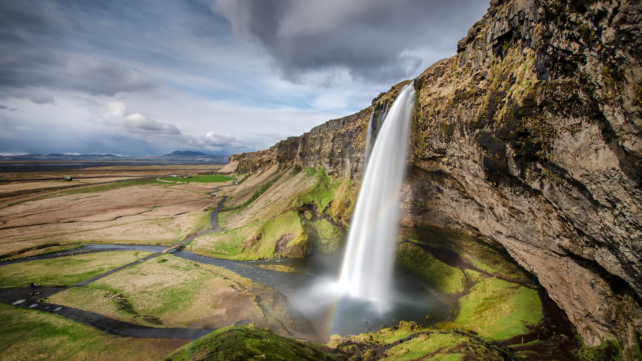 Cascades Sur Terrain D'herbe Verte Sous un Ciel Nuageux Gris Pendant la Journée. Wallpaper in 1280x720 Resolution